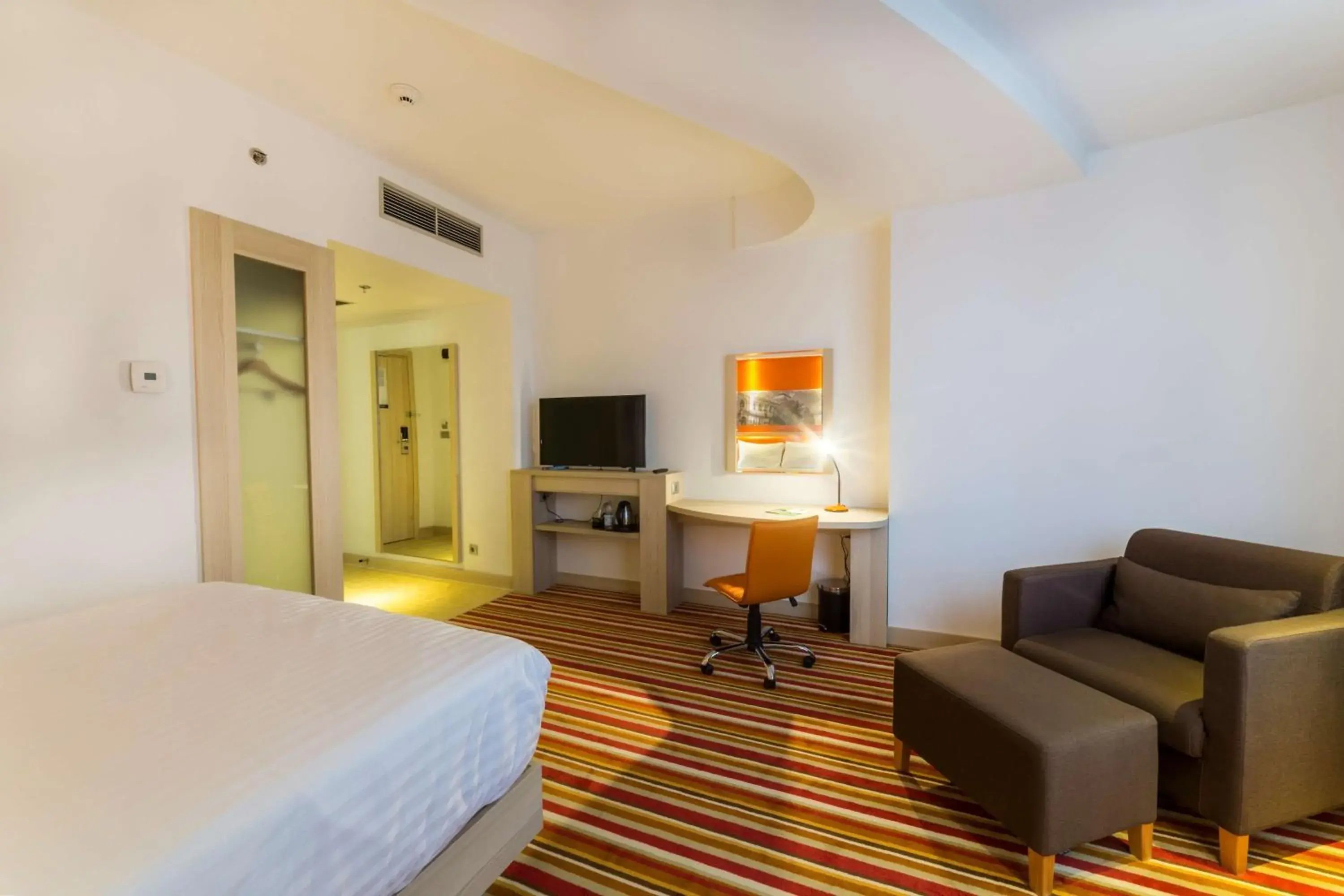 Queen Room in Hampton By Hilton Iasi Queen Room in Hampton By Hilton Iasi