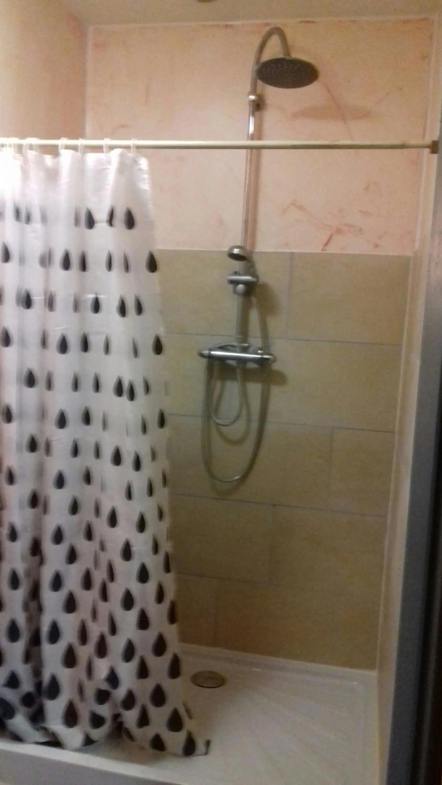 Shower in Domaine de Fontenelay
