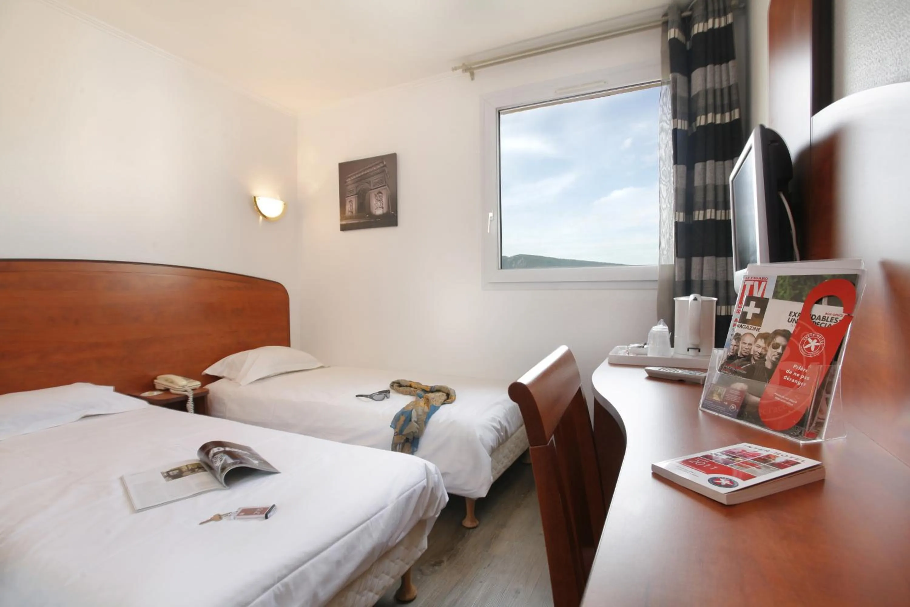 Photo of the whole room, Bed in The Originals City, Hôtel La Belle Étape, Brignoles