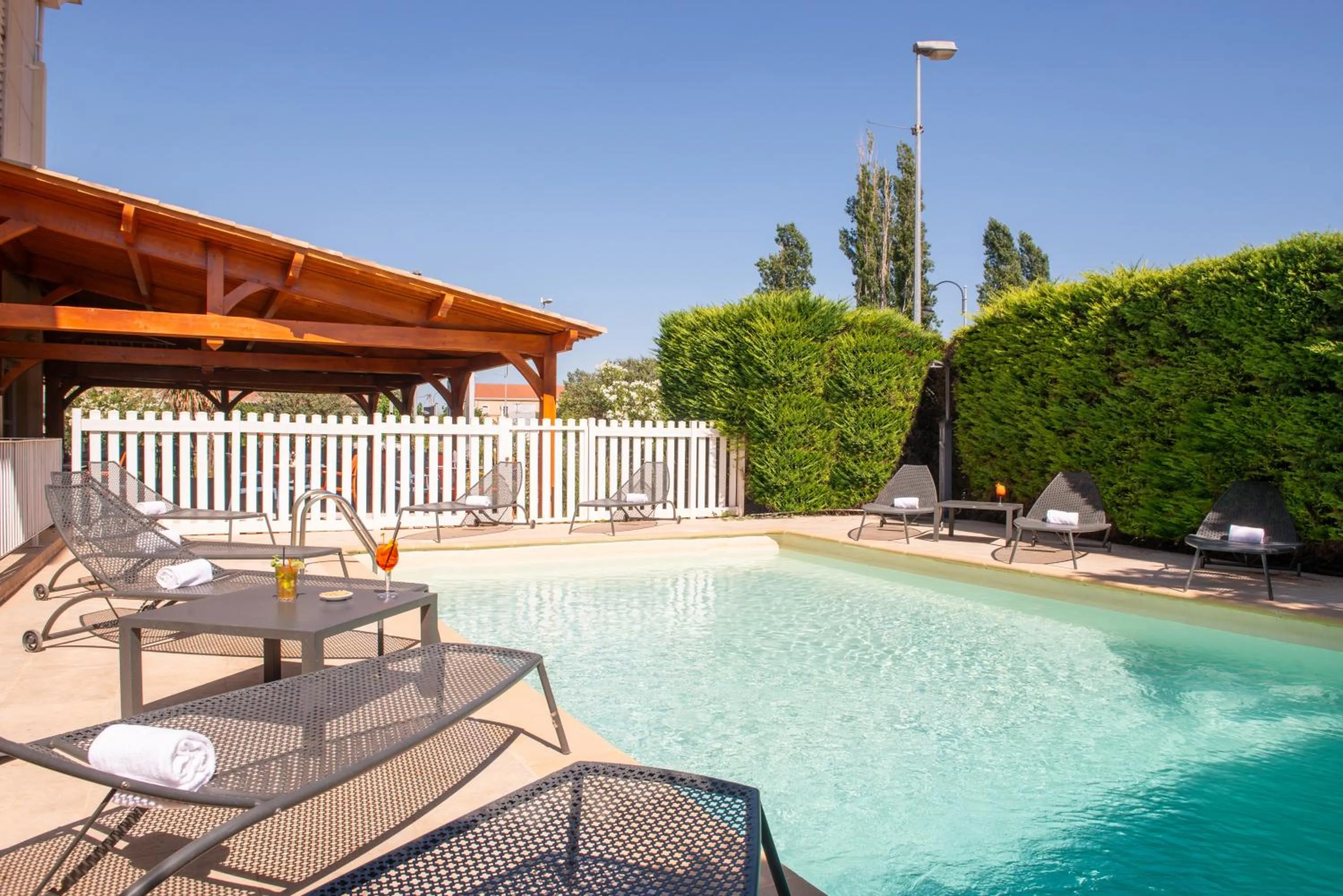Swimming pool in The Originals City, Hôtel La Belle Étape, Brignoles