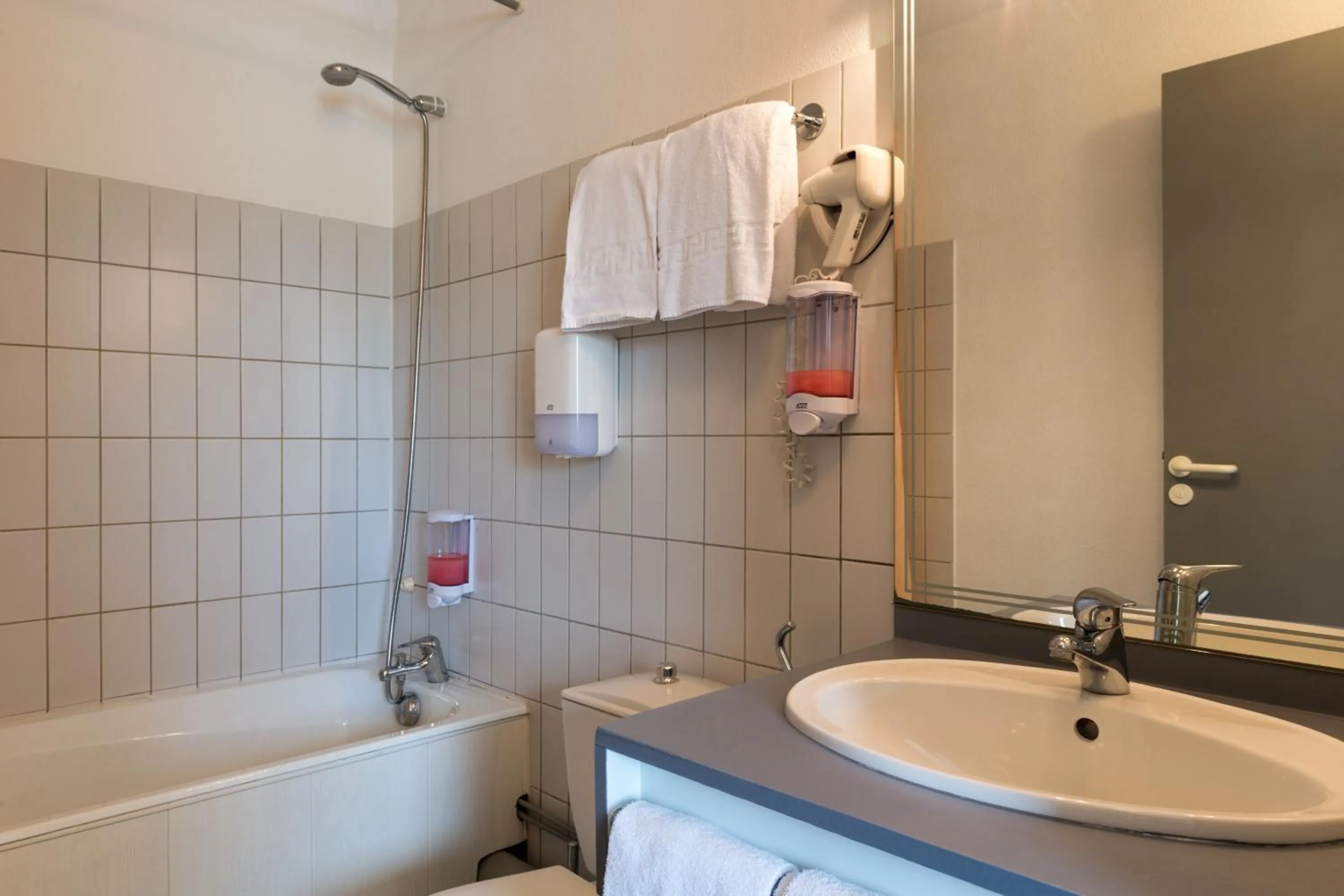 Bathroom in The Originals City, Hôtel La Belle Étape, Brignoles