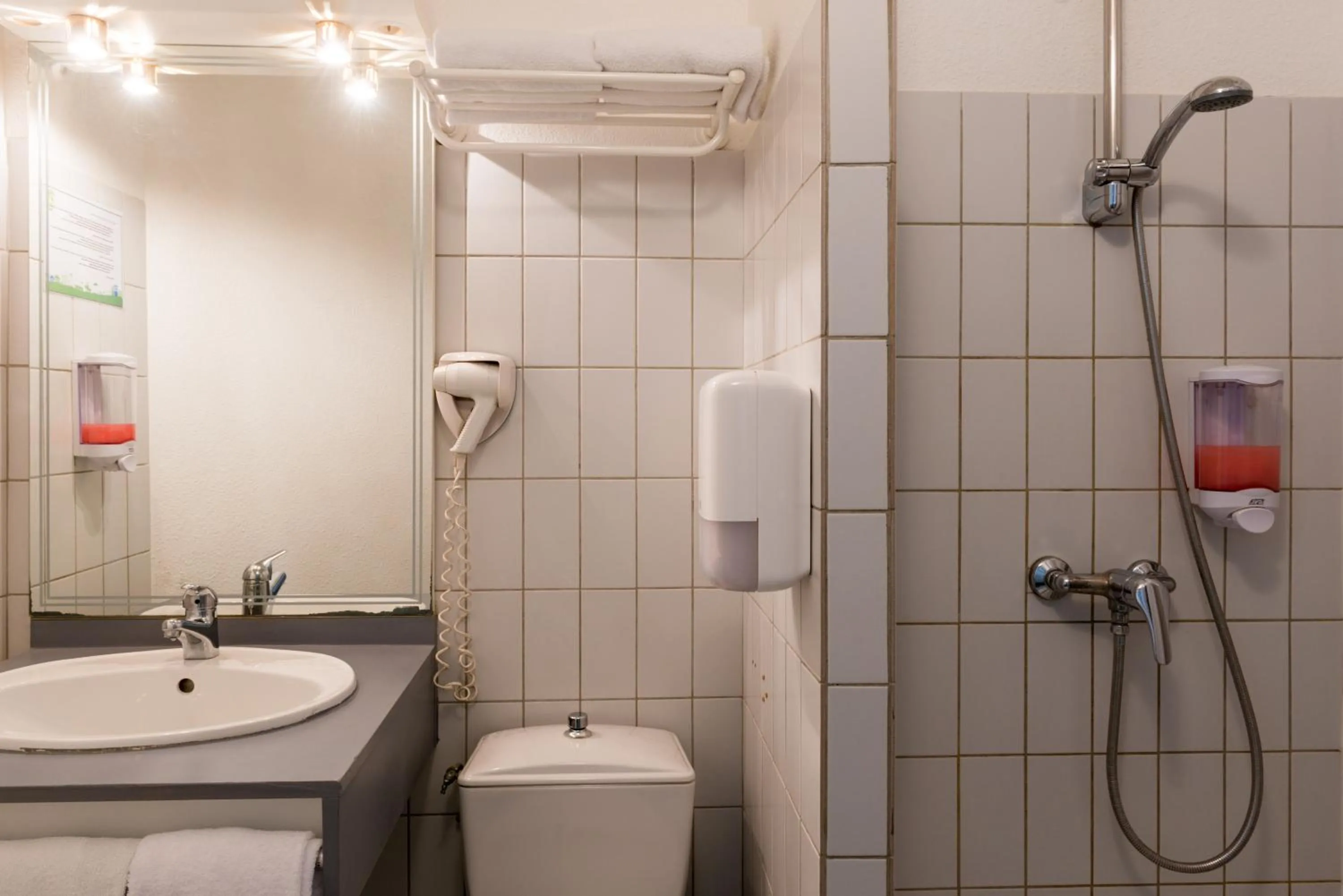 Bathroom in The Originals City, Hôtel La Belle Étape, Brignoles