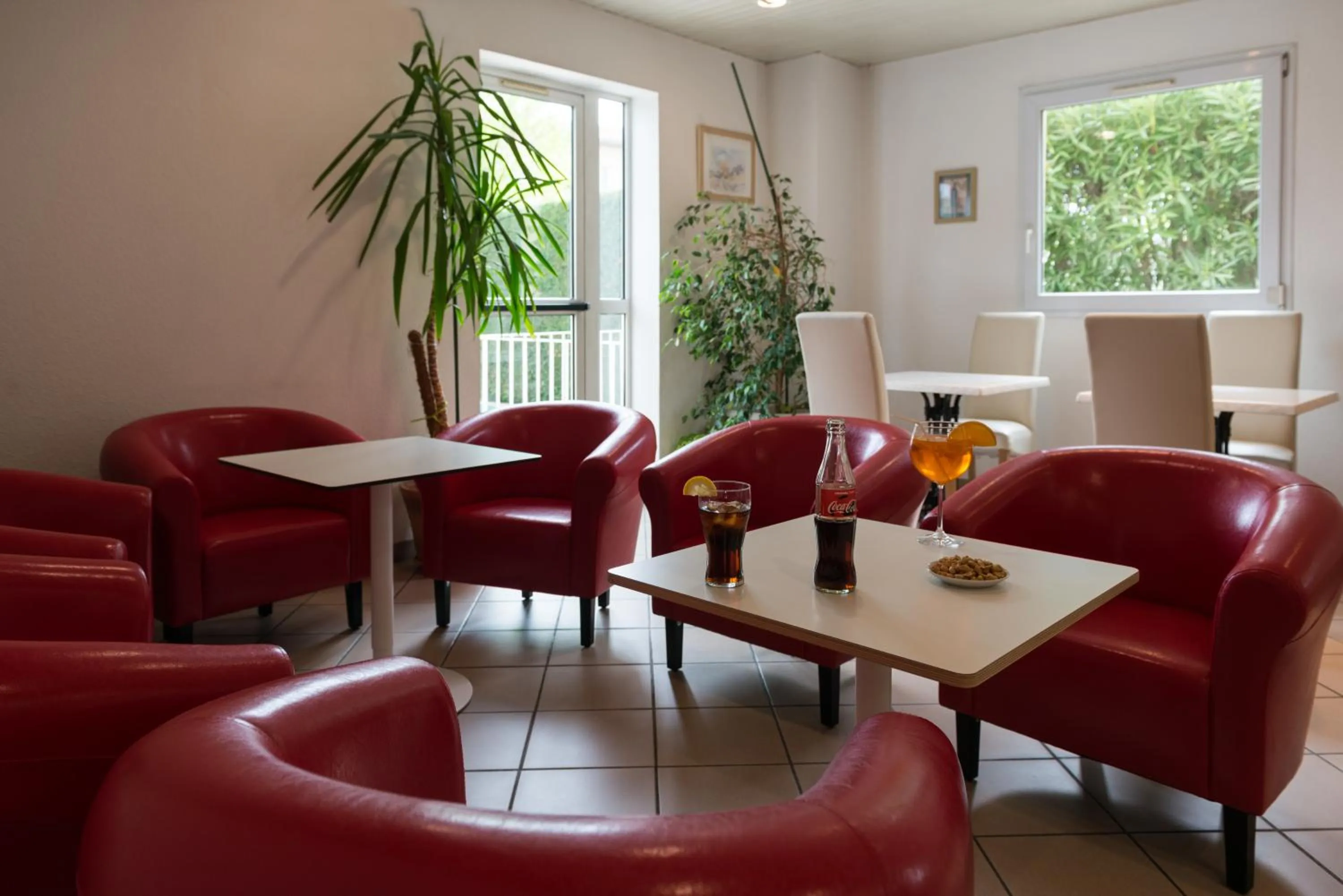 Seating area in The Originals City, Hôtel La Belle Étape, Brignoles