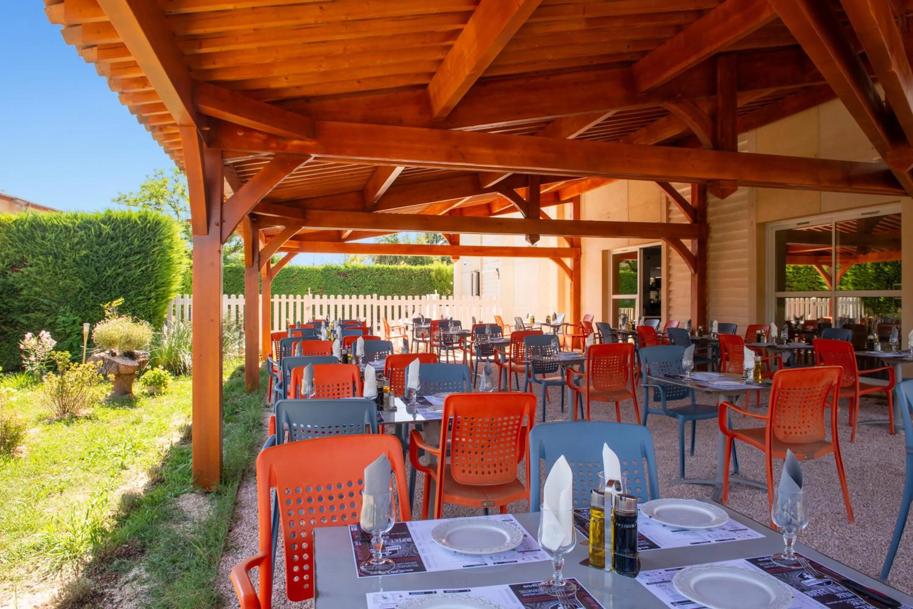 Patio in The Originals City, Hôtel La Belle Étape, Brignoles