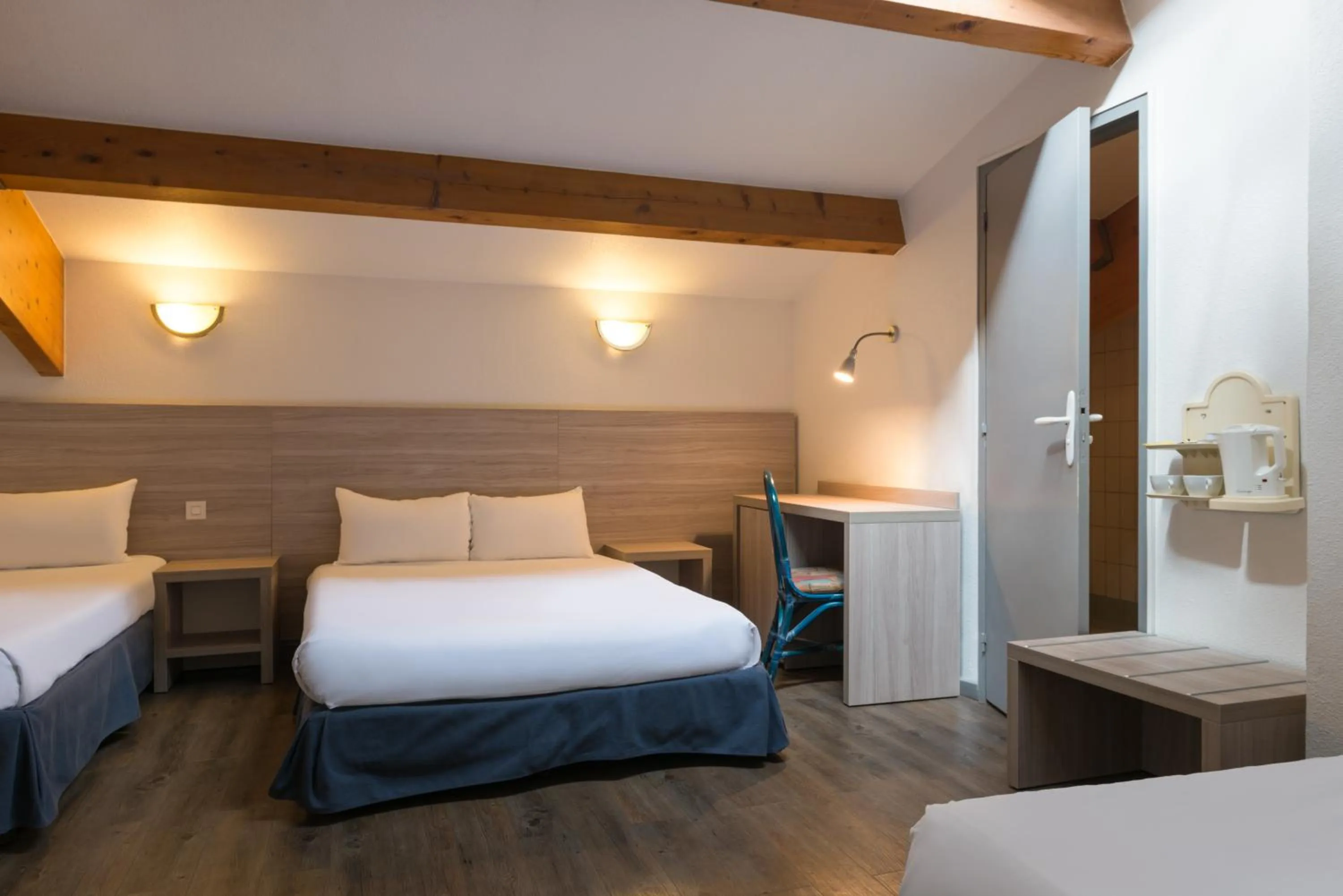 Bedroom, Bed in The Originals City, Hôtel La Belle Étape, Brignoles