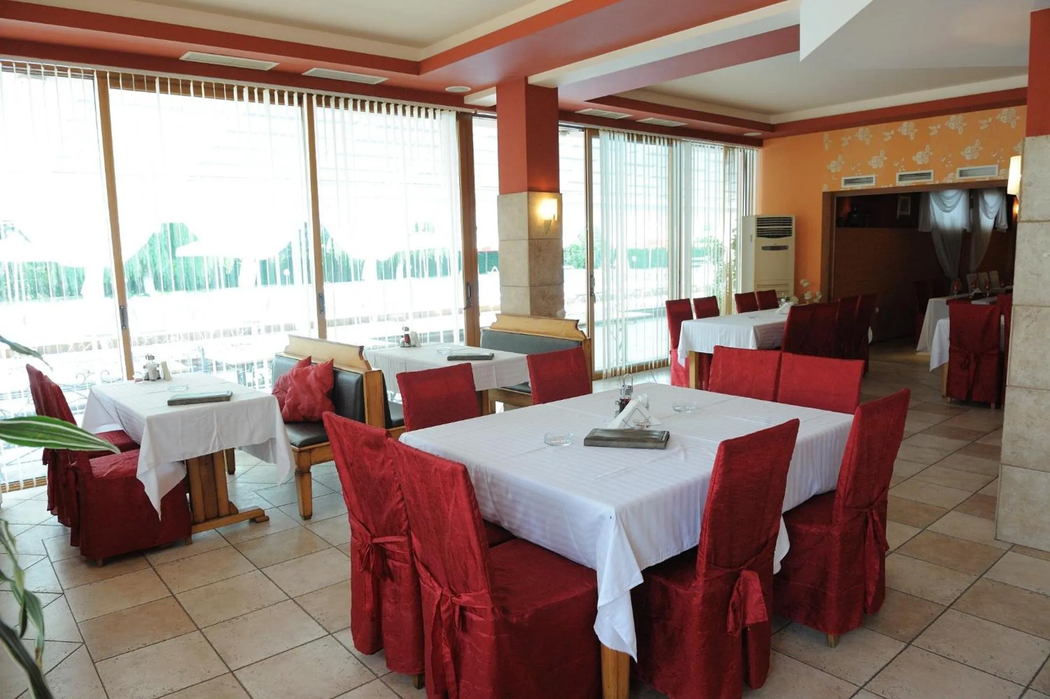 Restaurant/places to eat in Hotel Racic Self-Check In