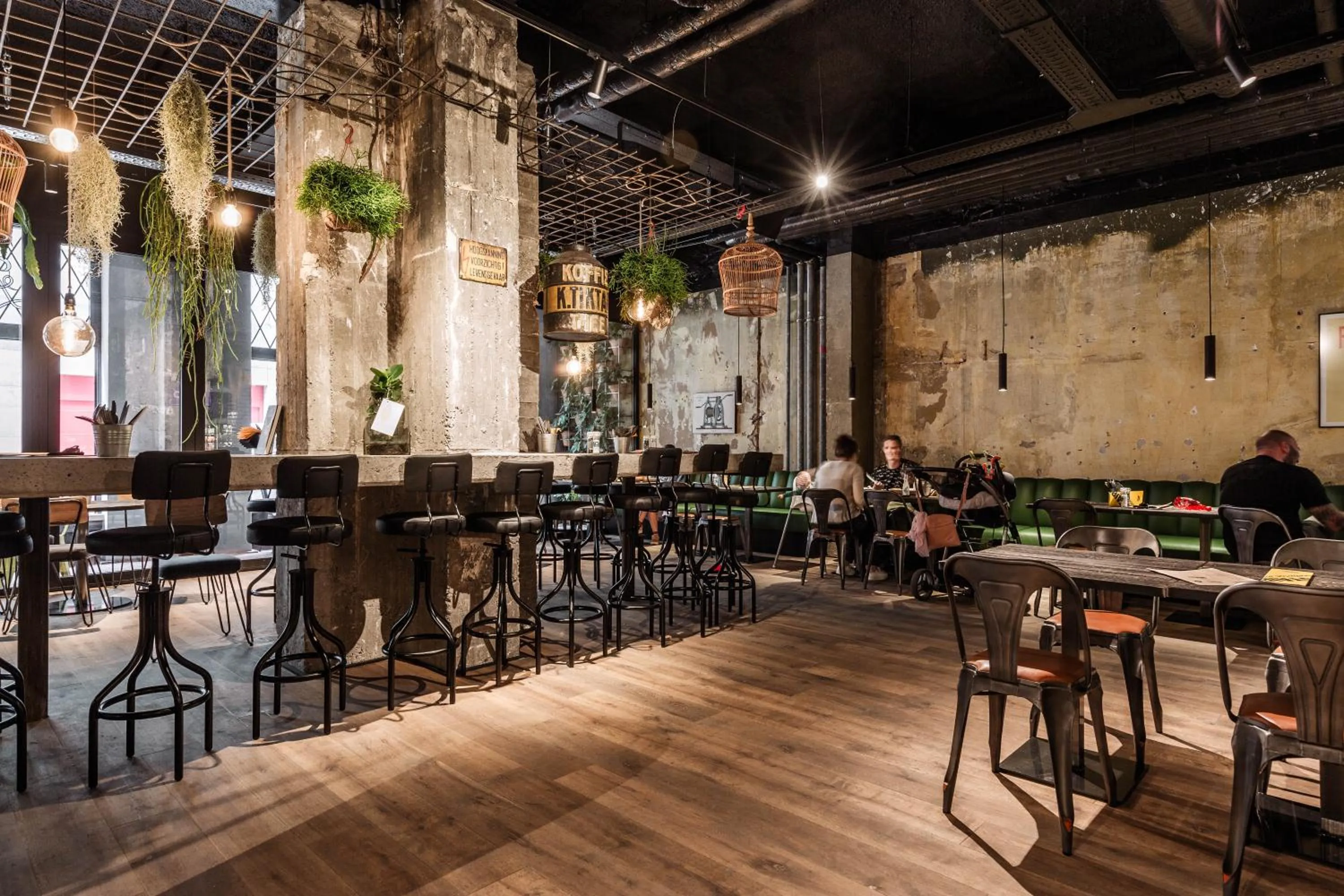 Restaurant/places to eat in Upstairs Hotel