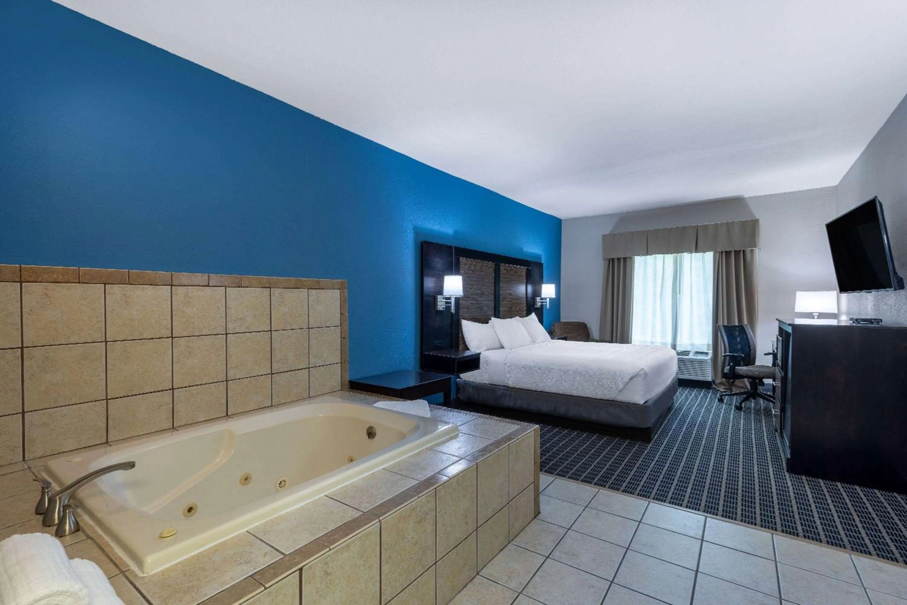 Hot Tub in Baymont by Wyndham Kirksville University Area