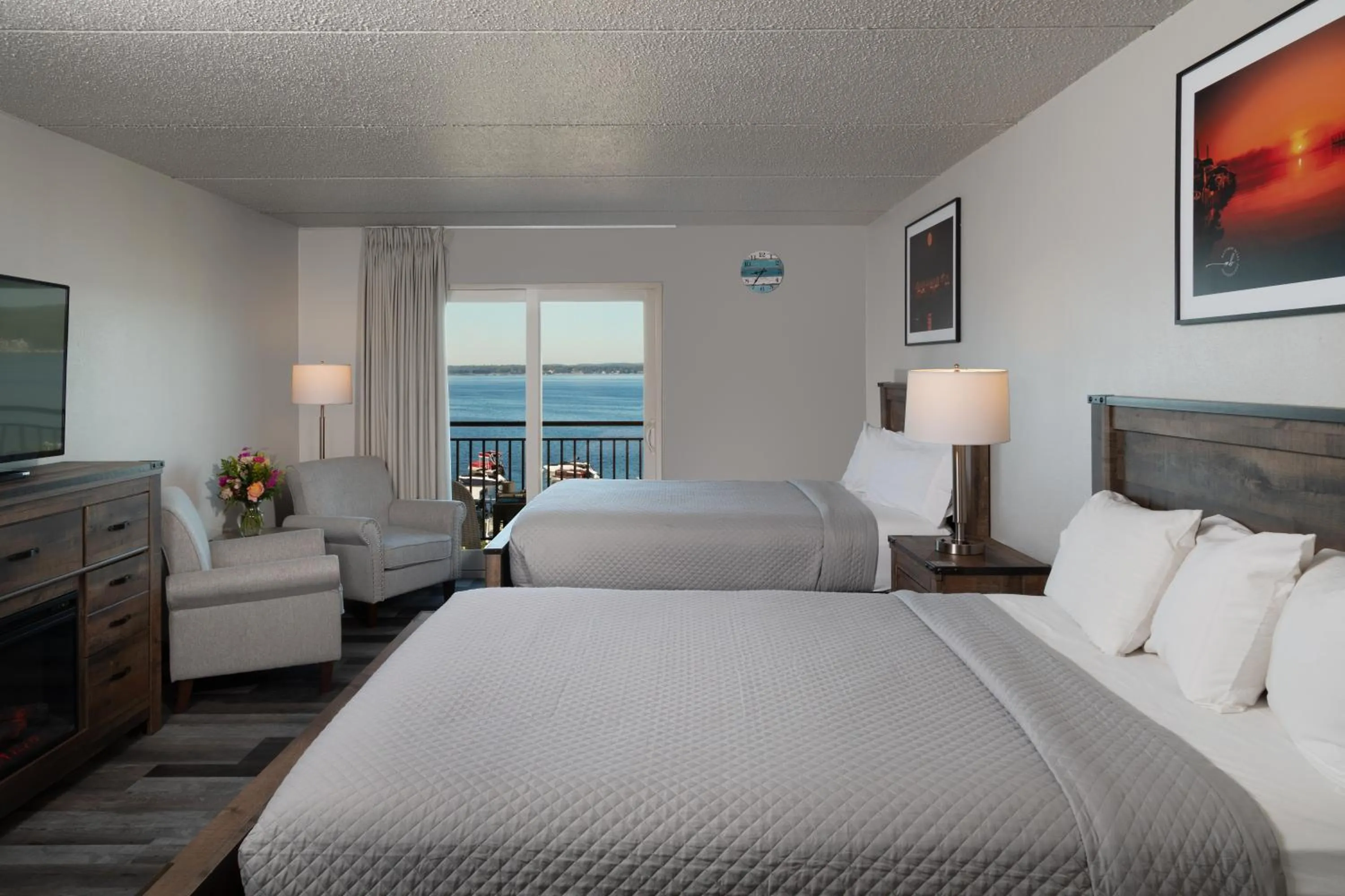Photo of the whole room, Bed in Harbor Shores on Lake Geneva