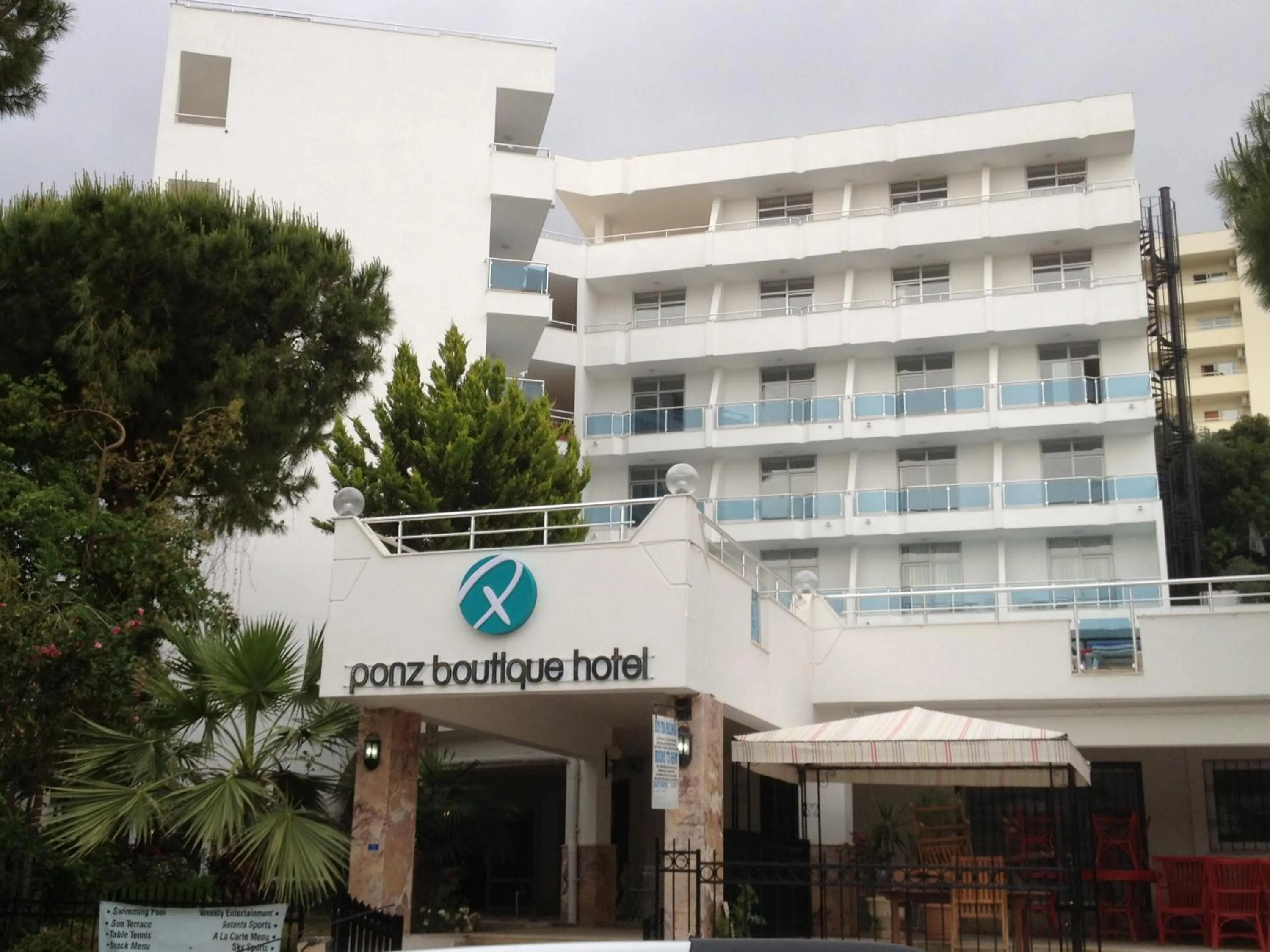 Facade/entrance in Ponz Hotel