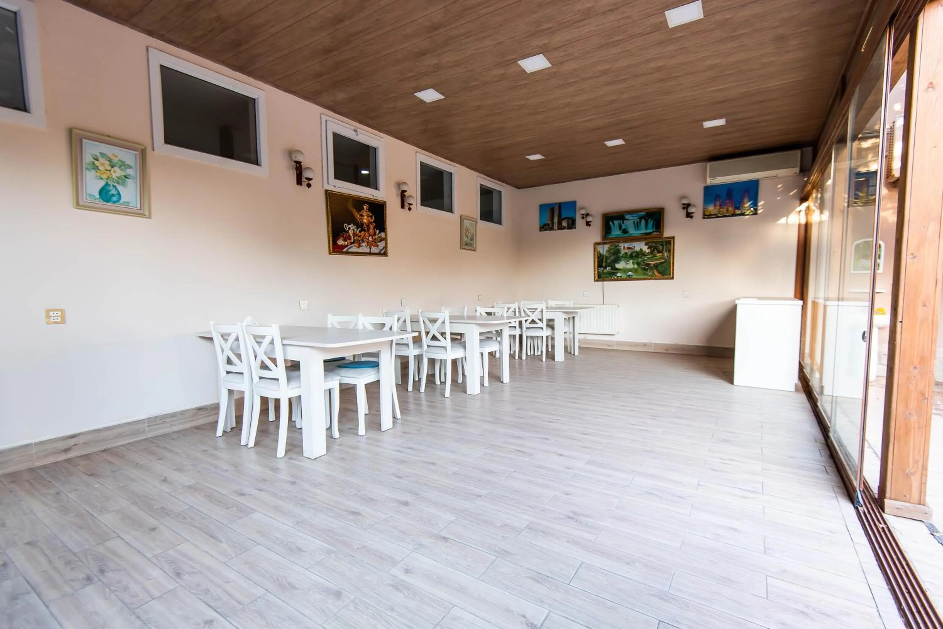 Restaurant/places to eat in Damla Hotel Baku