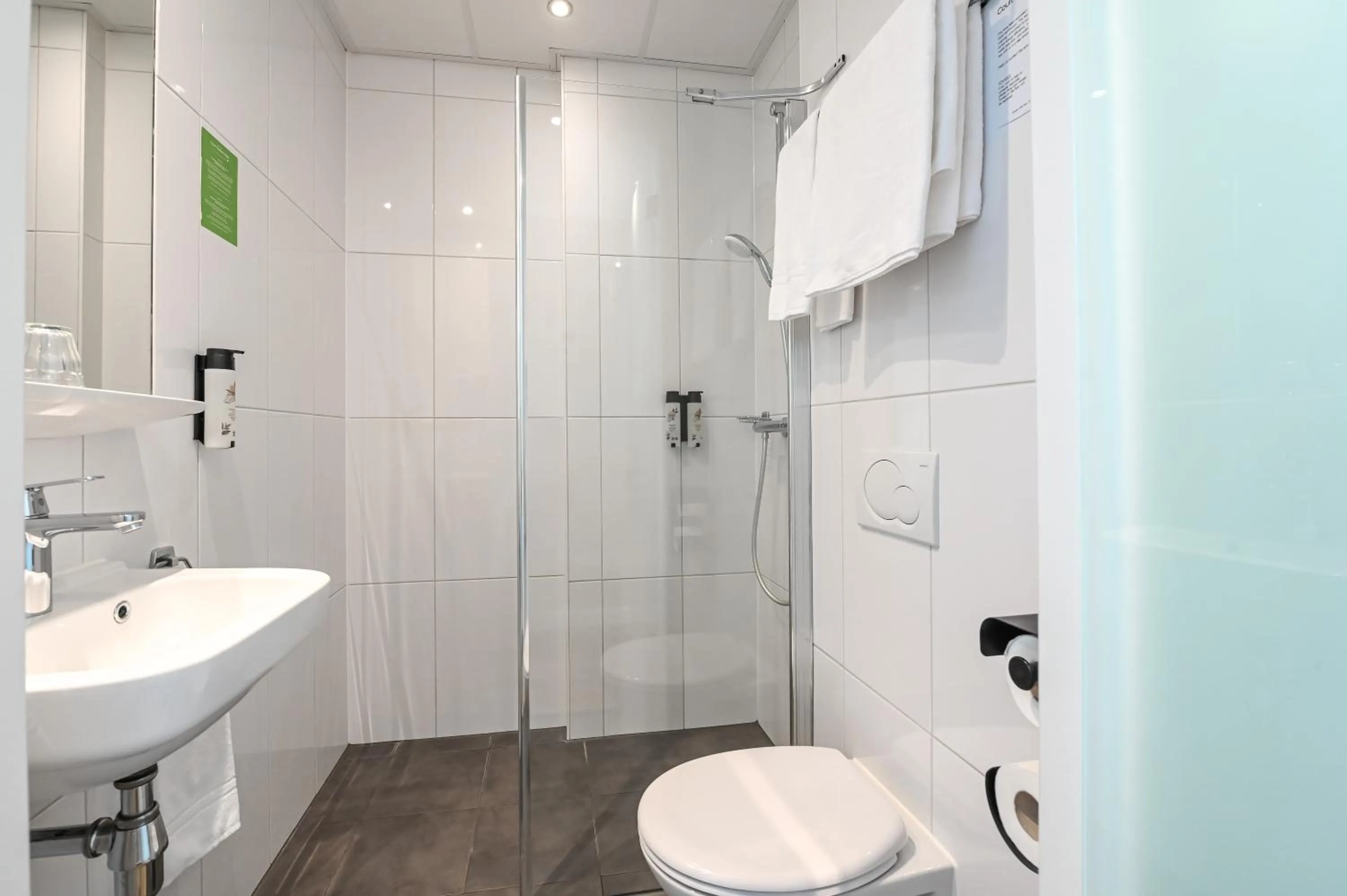 Shower in Court Garden Hotel