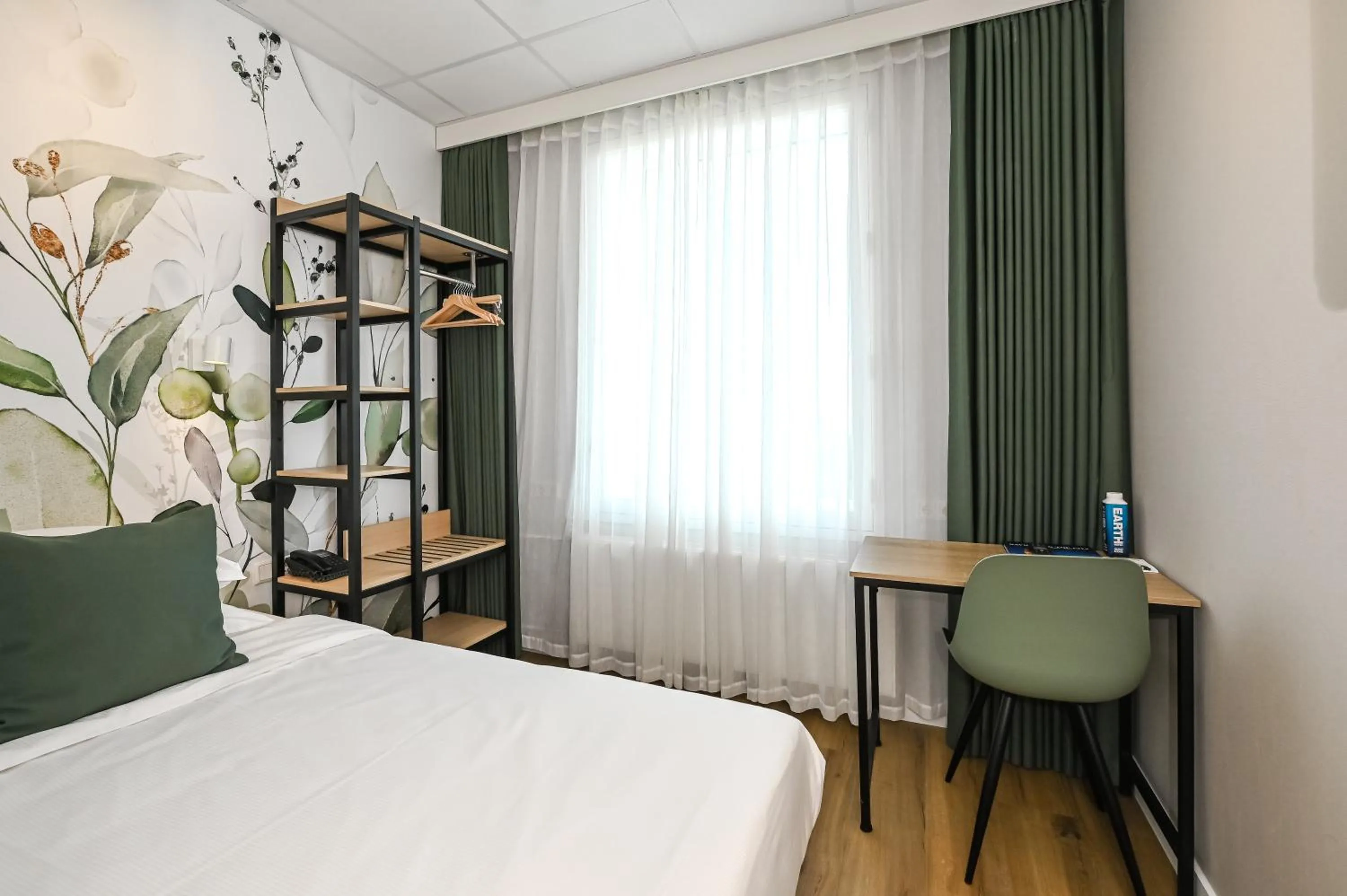 Bed in Court Garden Hotel