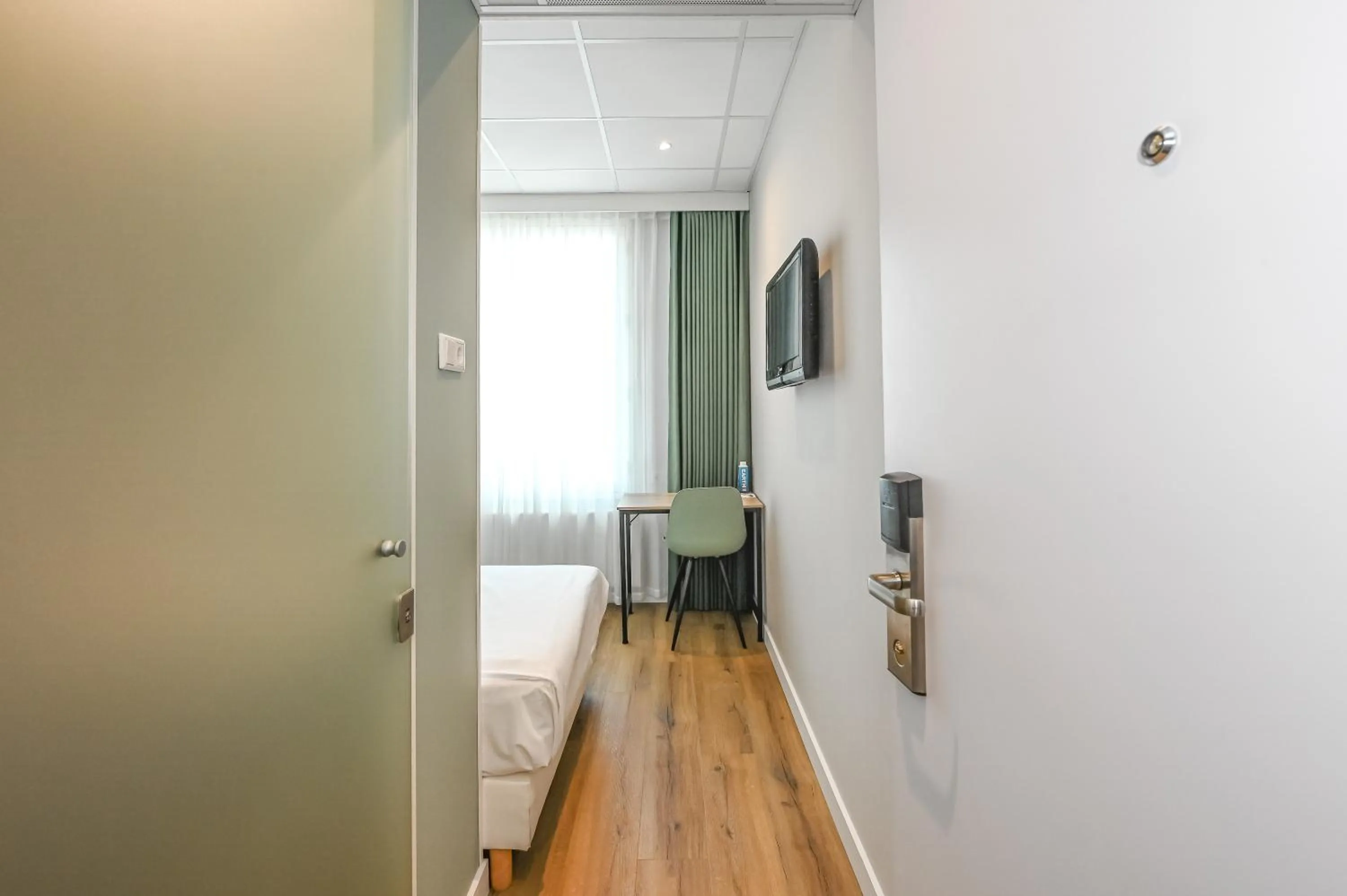 Living room, Bed in Court Garden Hotel