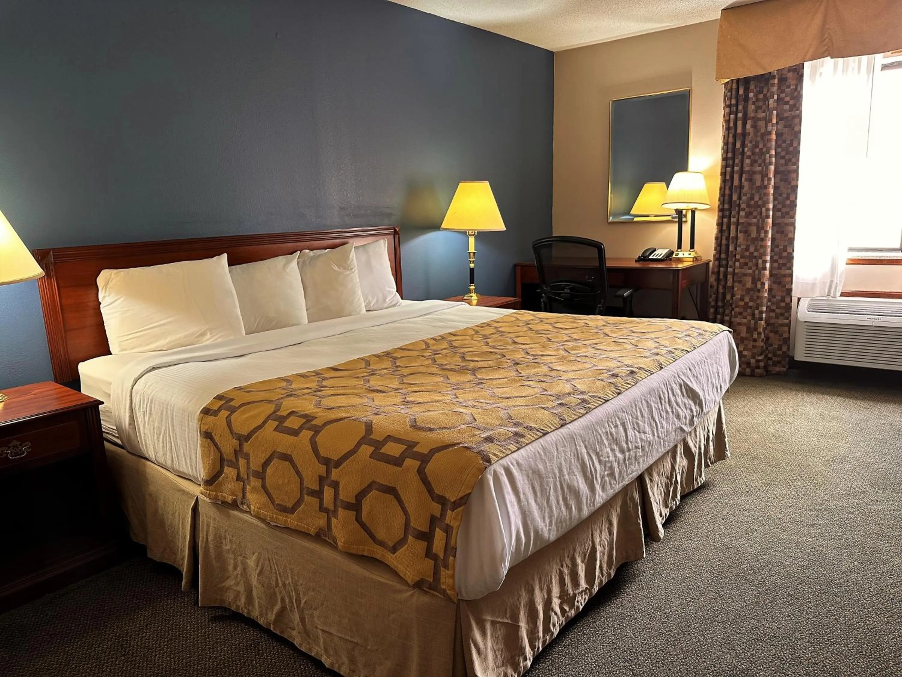 Bedroom, Bed in Baymont by Wyndham Corydon