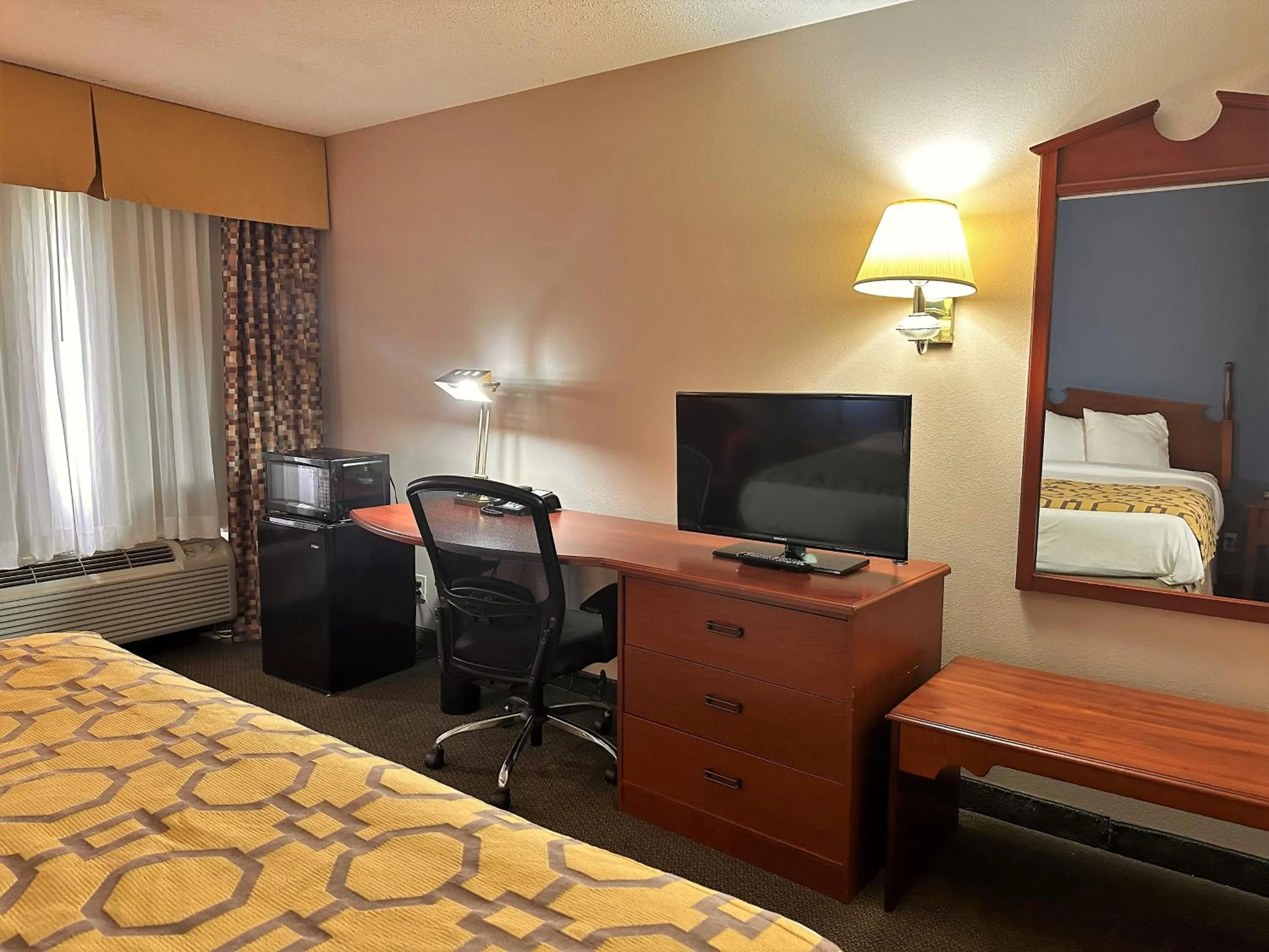 Bedroom, Bed in Baymont by Wyndham Corydon