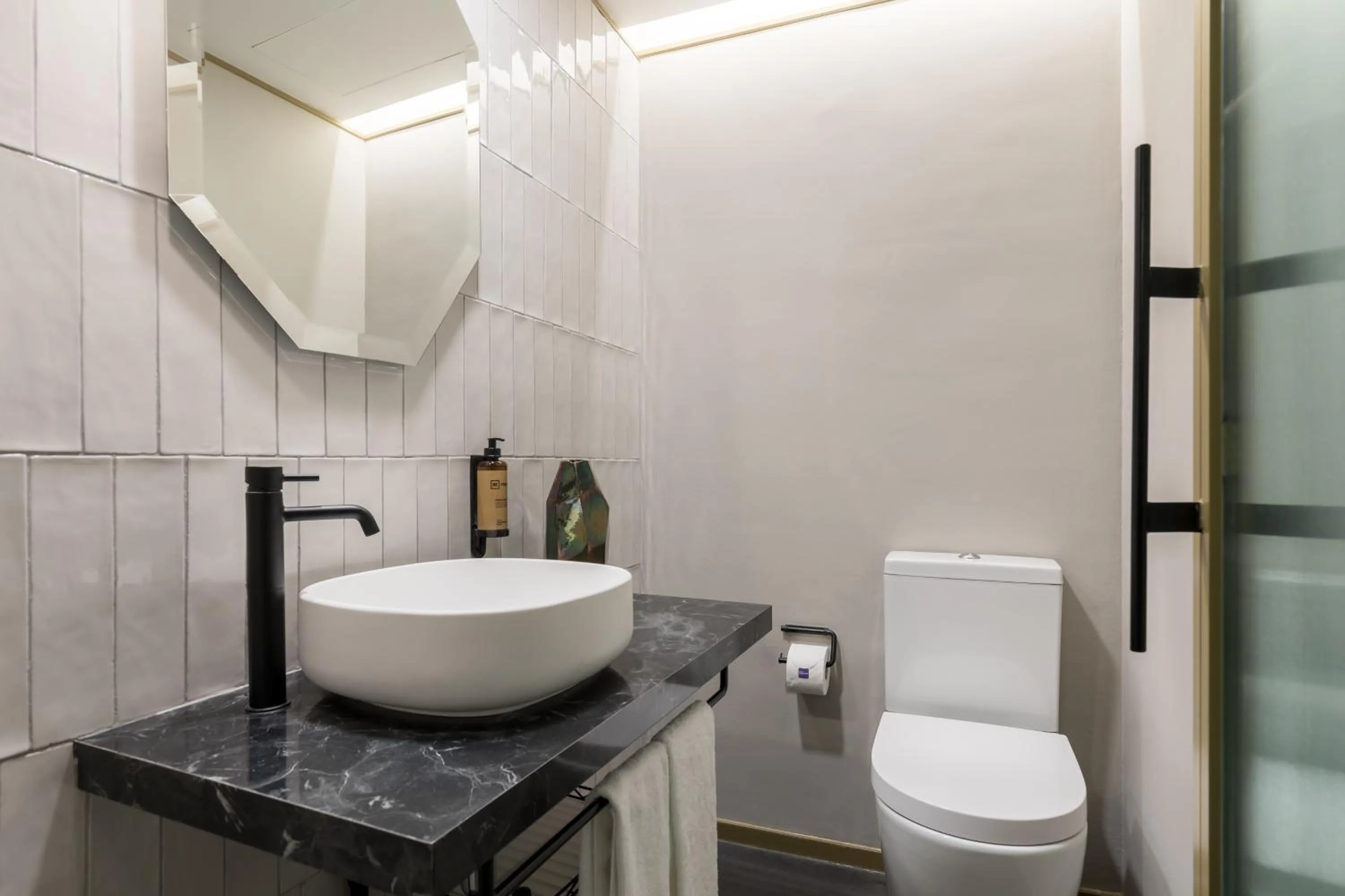 Shower in Be Mate Paseo de Gracia