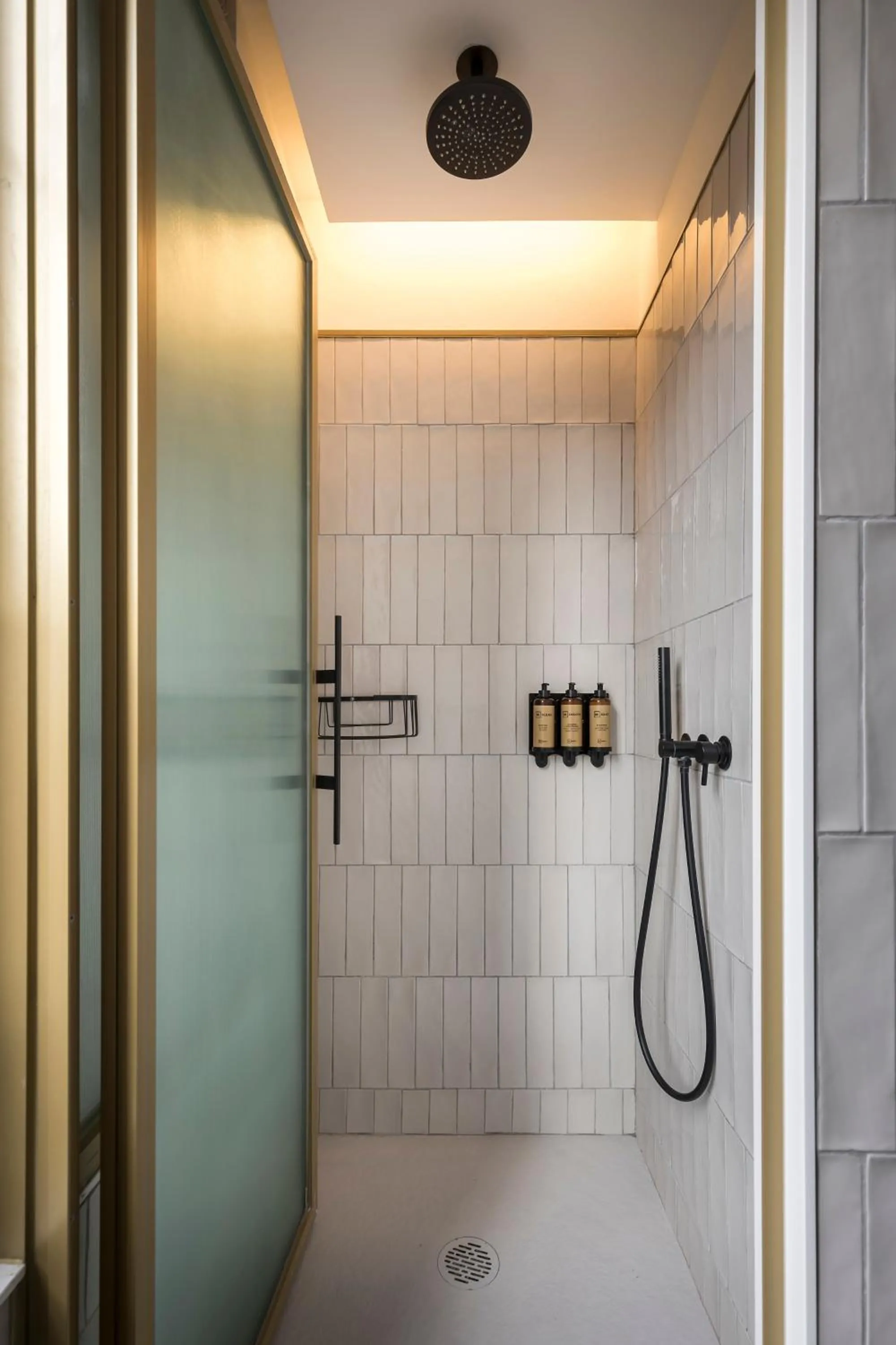Shower in Be Mate Paseo de Gracia