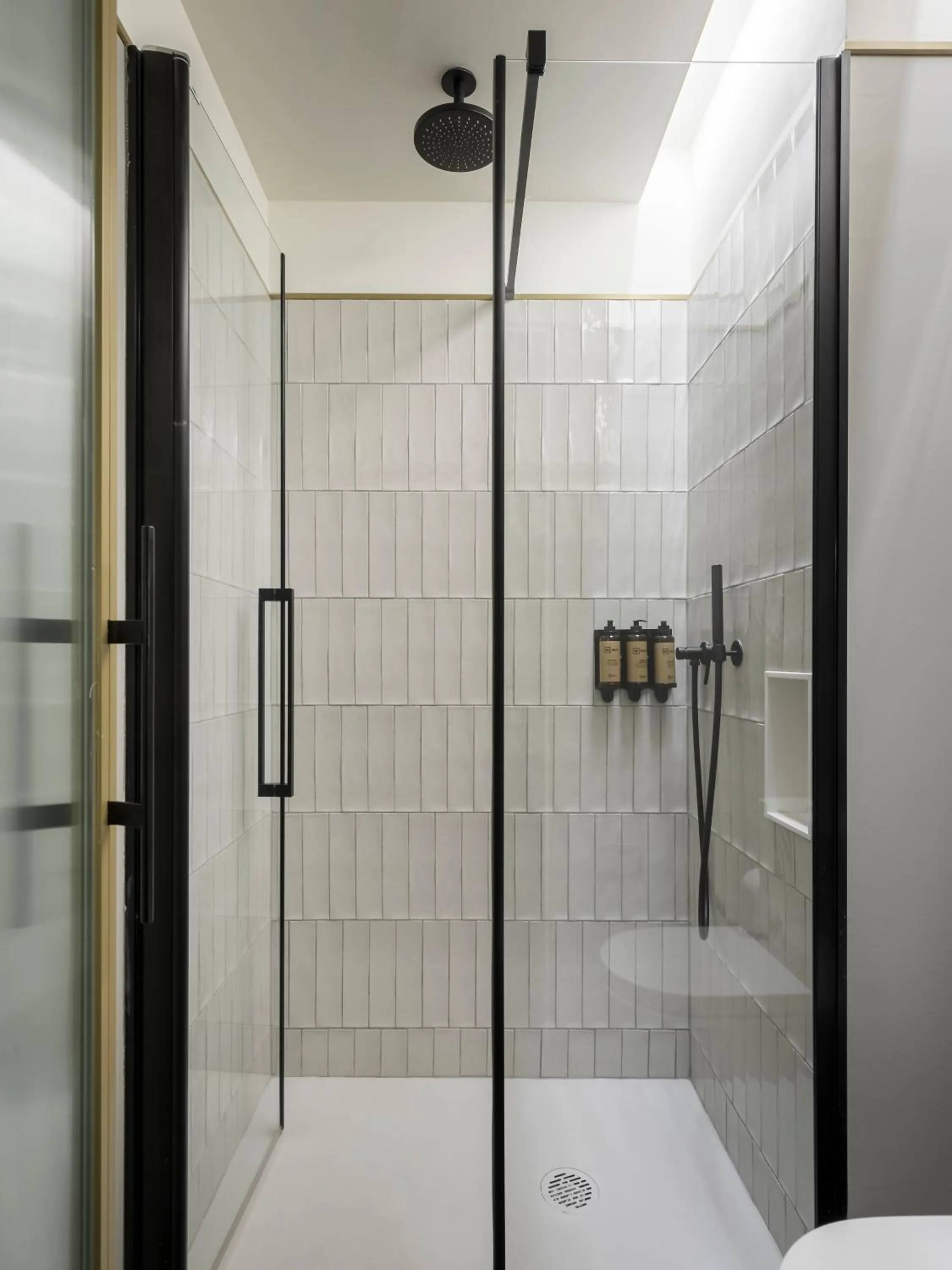 Shower in Be Mate Paseo de Gracia