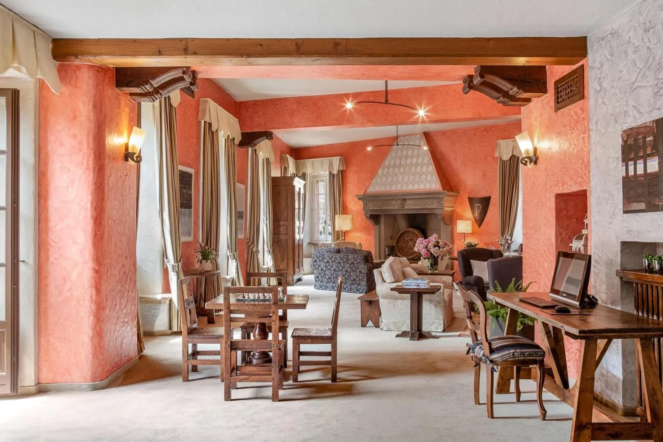 Communal lounge/ TV room in Hotel Pironi