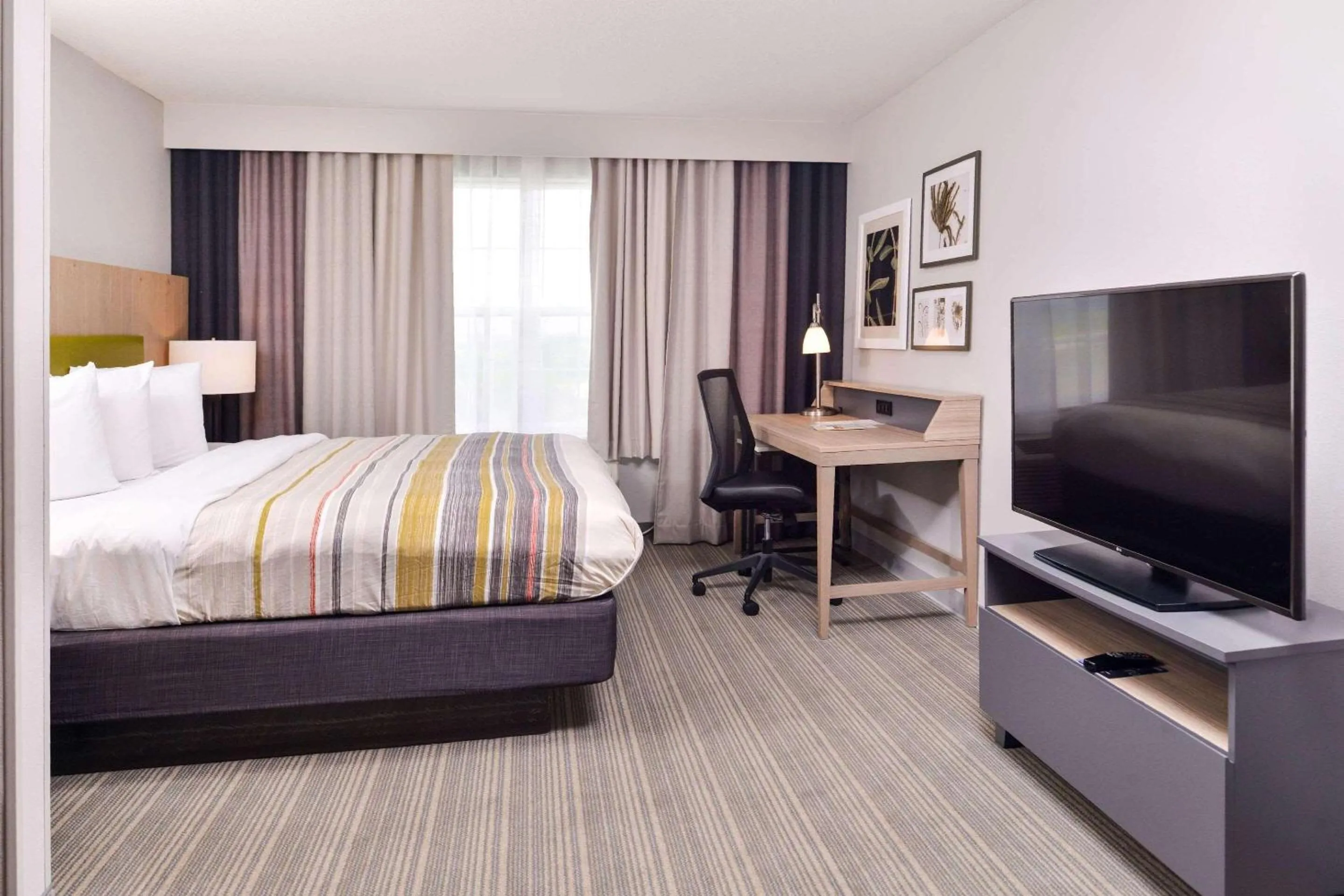 Bedroom, Bed in Country Inn & Suites by Radisson, Tinley Park, IL
