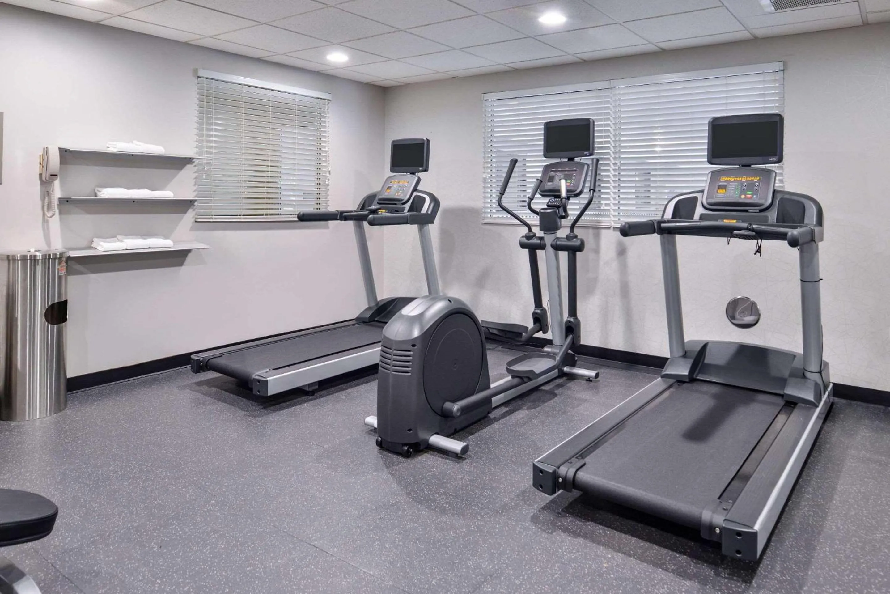 Fitness centre/facilities in Country Inn & Suites by Radisson, Tinley Park, IL