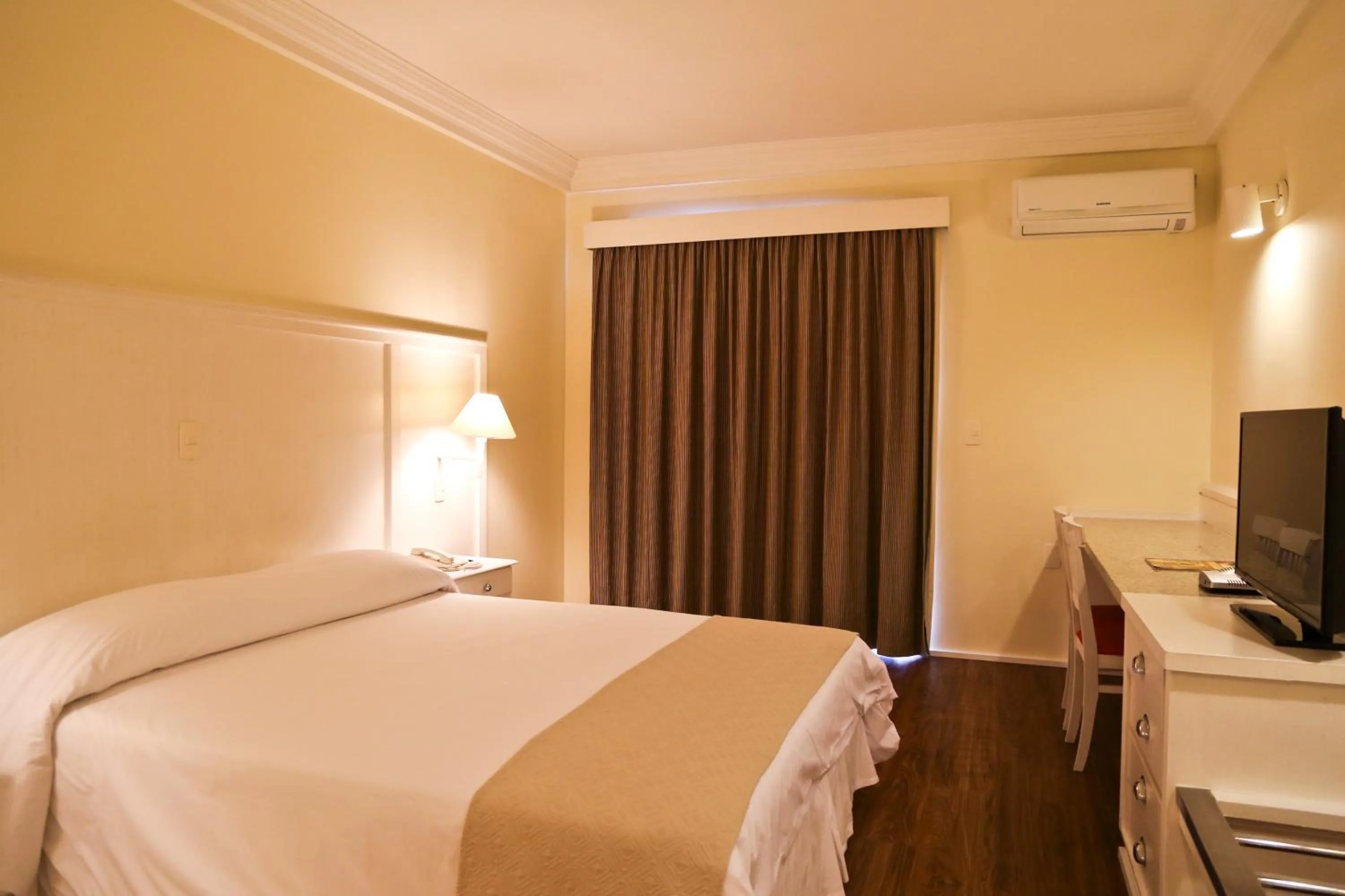 Photo of the whole room, Bed in Vitória Hotel Convention Indaiatuba