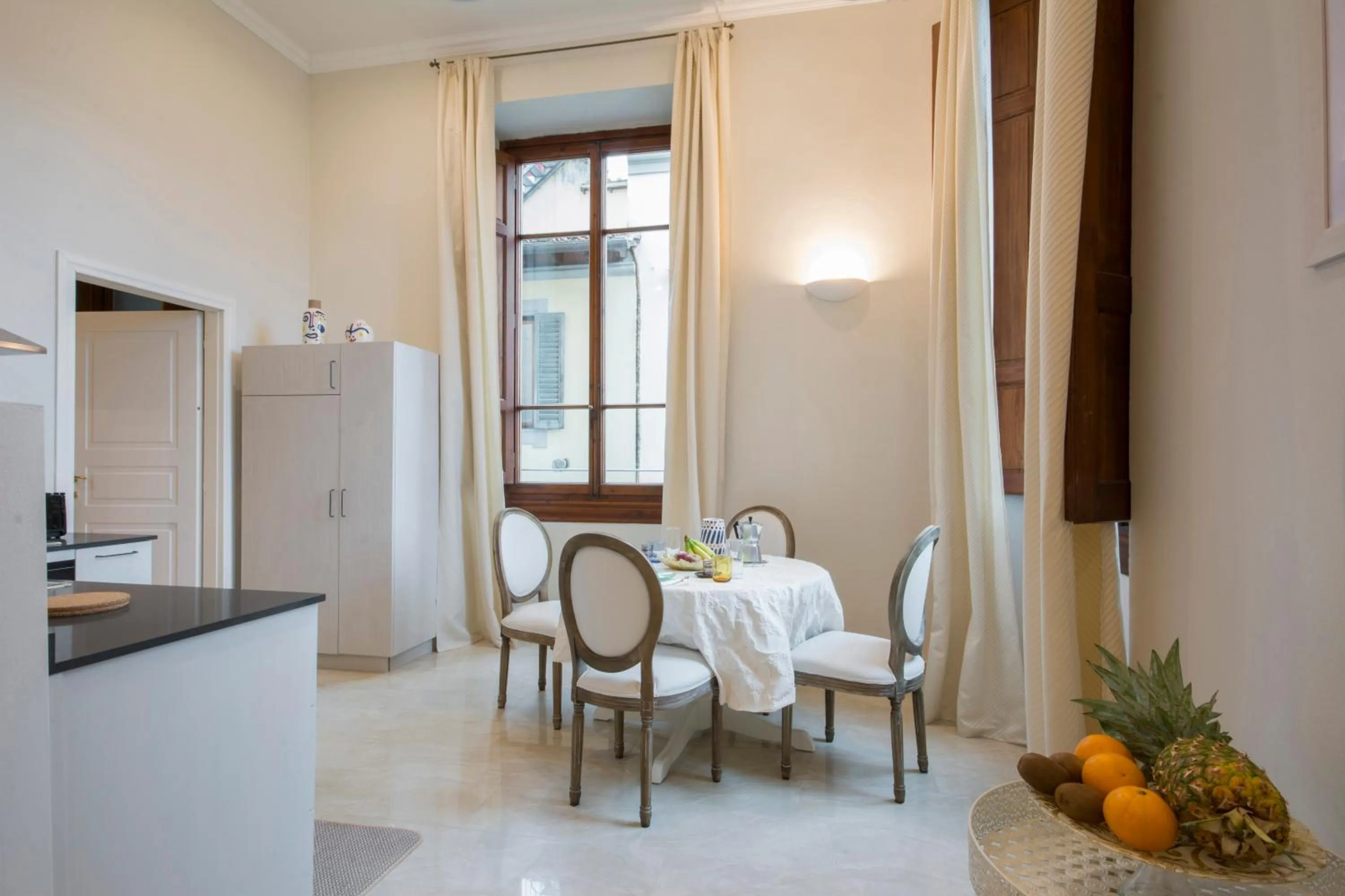 Dining area in Iris Apartments by Mmega