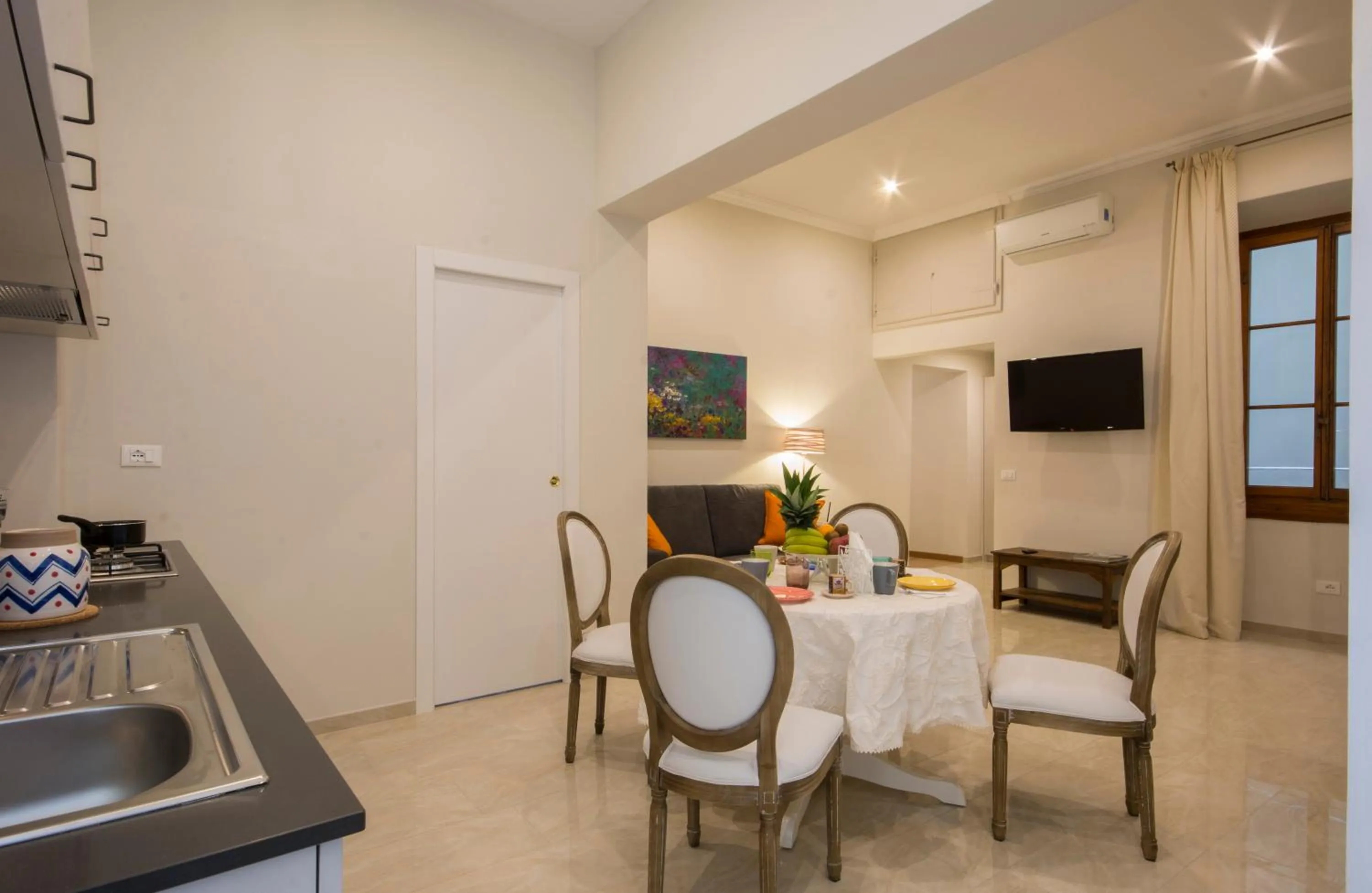 Living room in Iris Apartments by Mmega