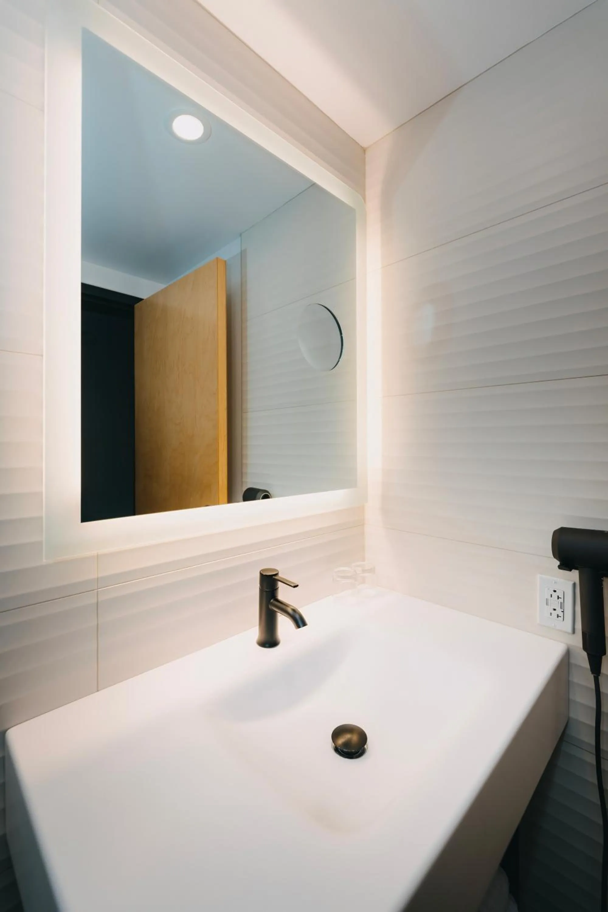 Bed in Le Dauphin Montréal Centre-Ville