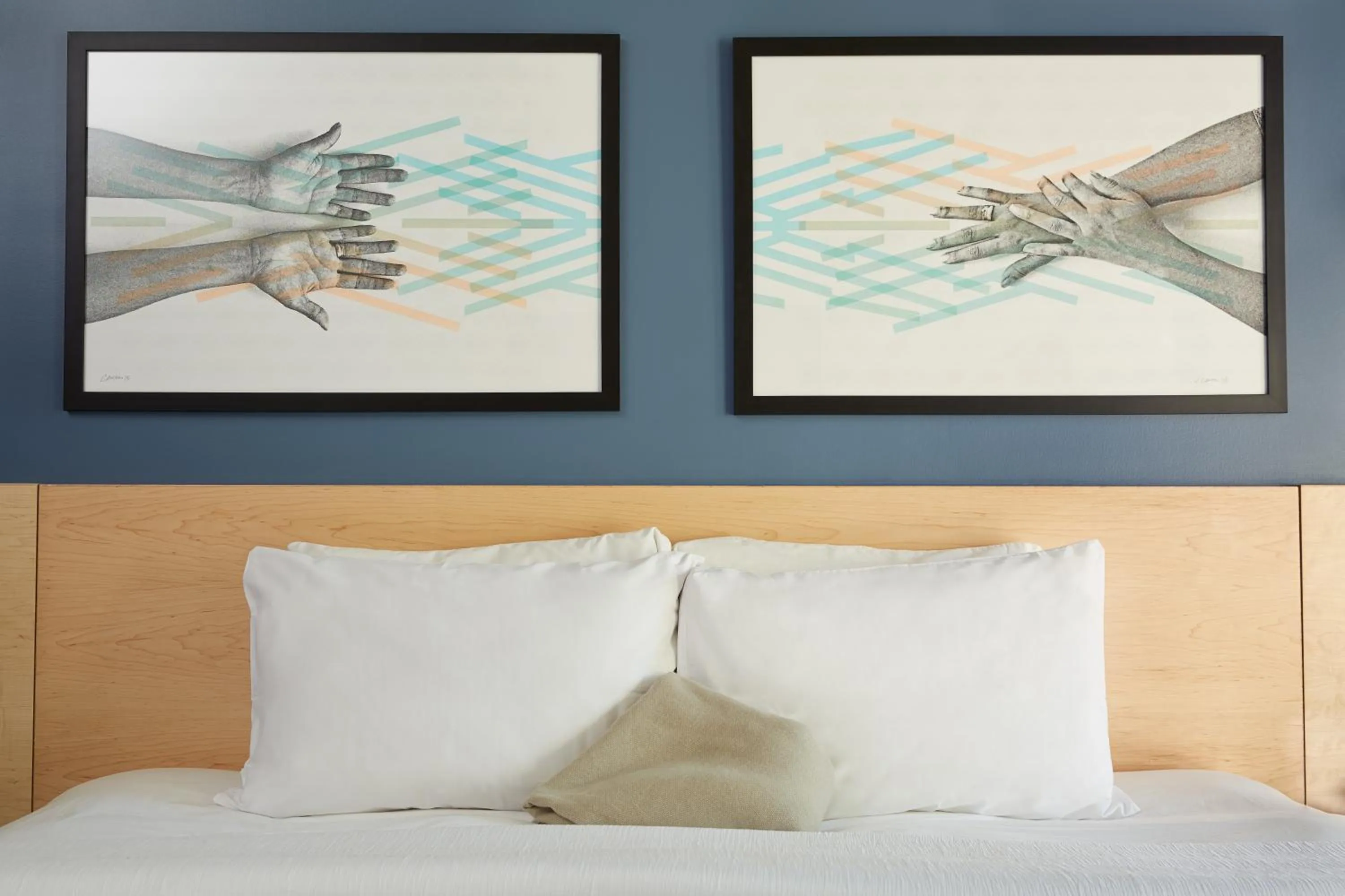 Bedroom, Bed in Le Dauphin Montréal Centre-Ville