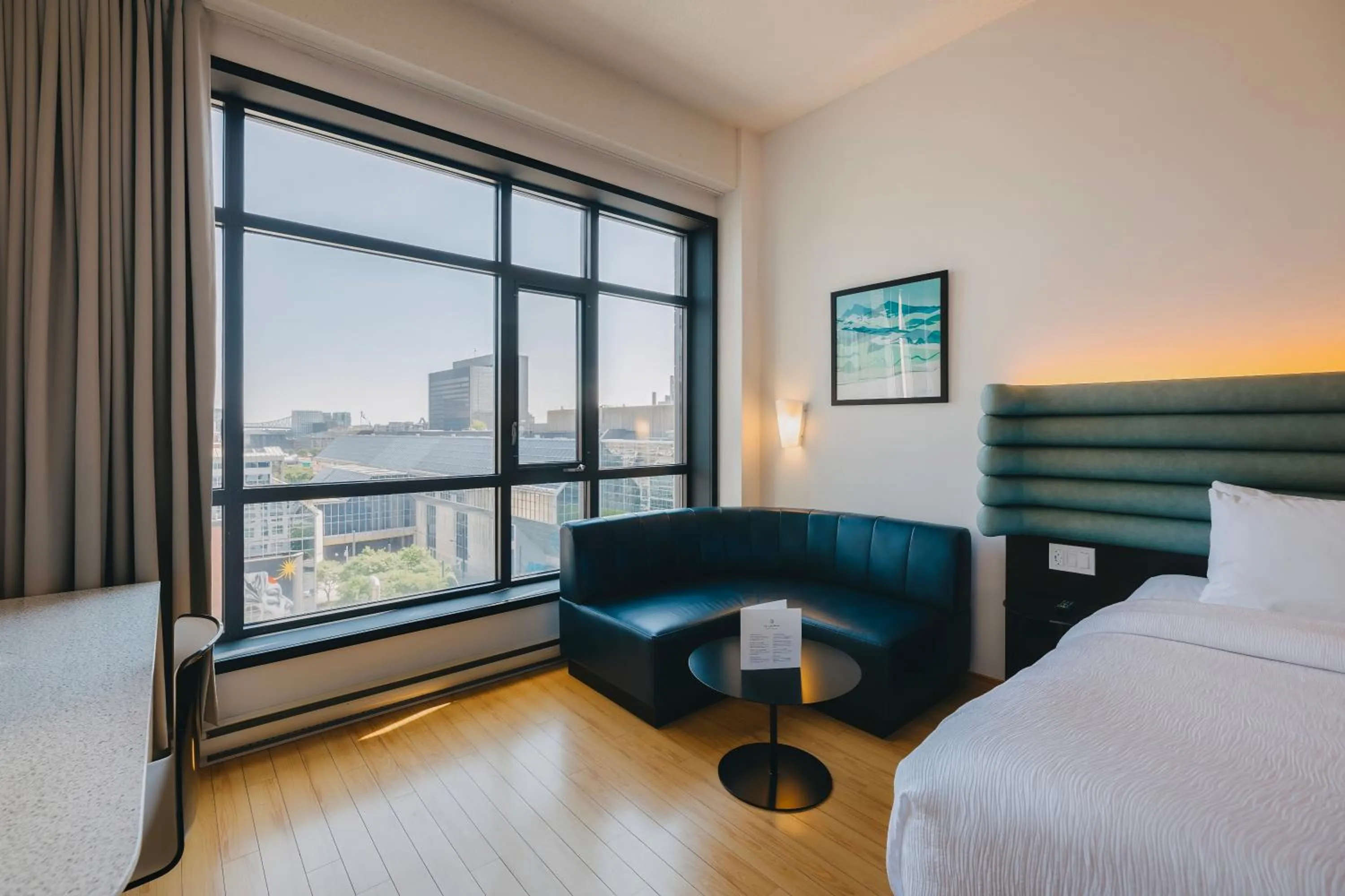 Bed in Le Dauphin Montréal Centre-Ville