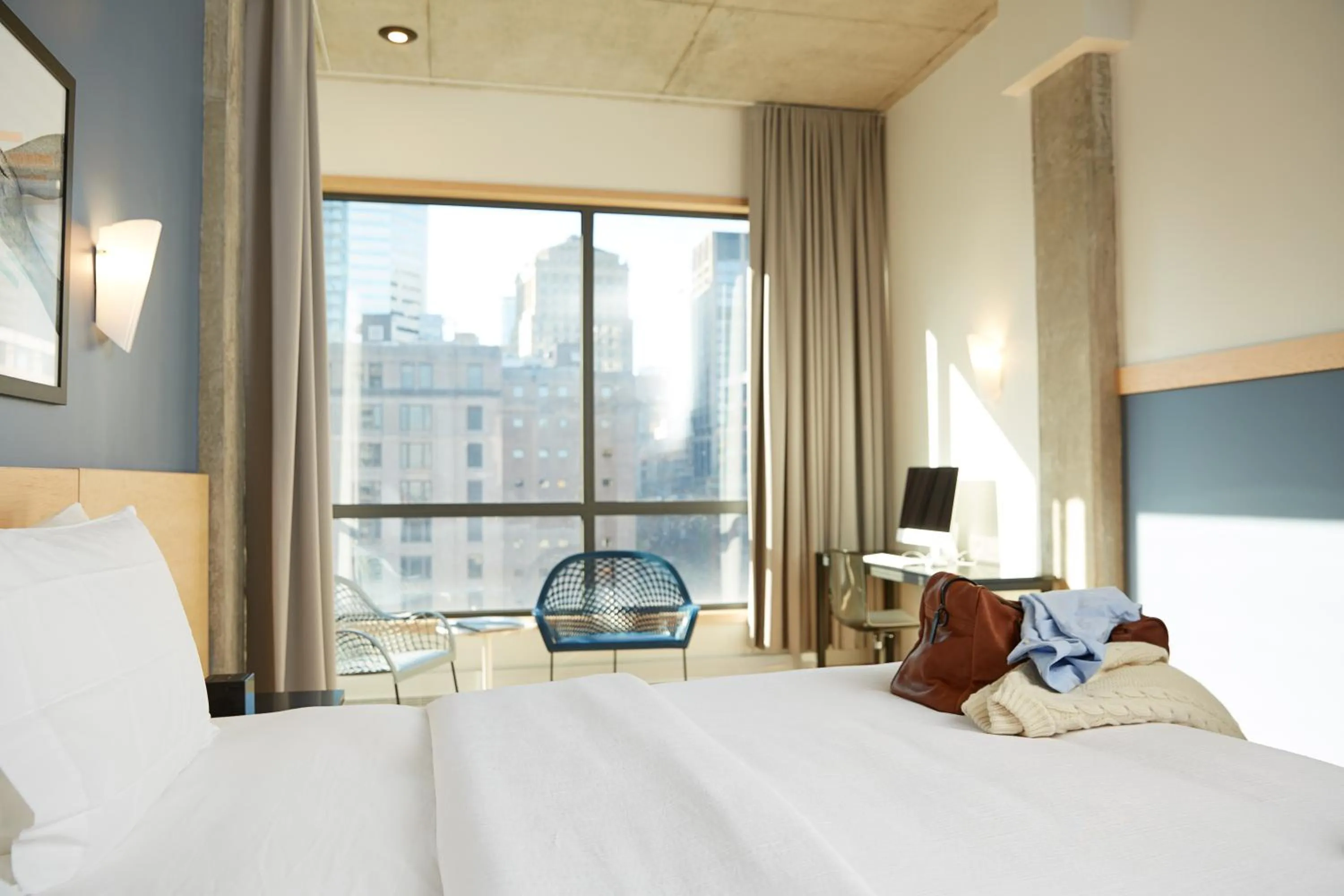 Bedroom, Bed in Le Dauphin Montréal Centre-Ville