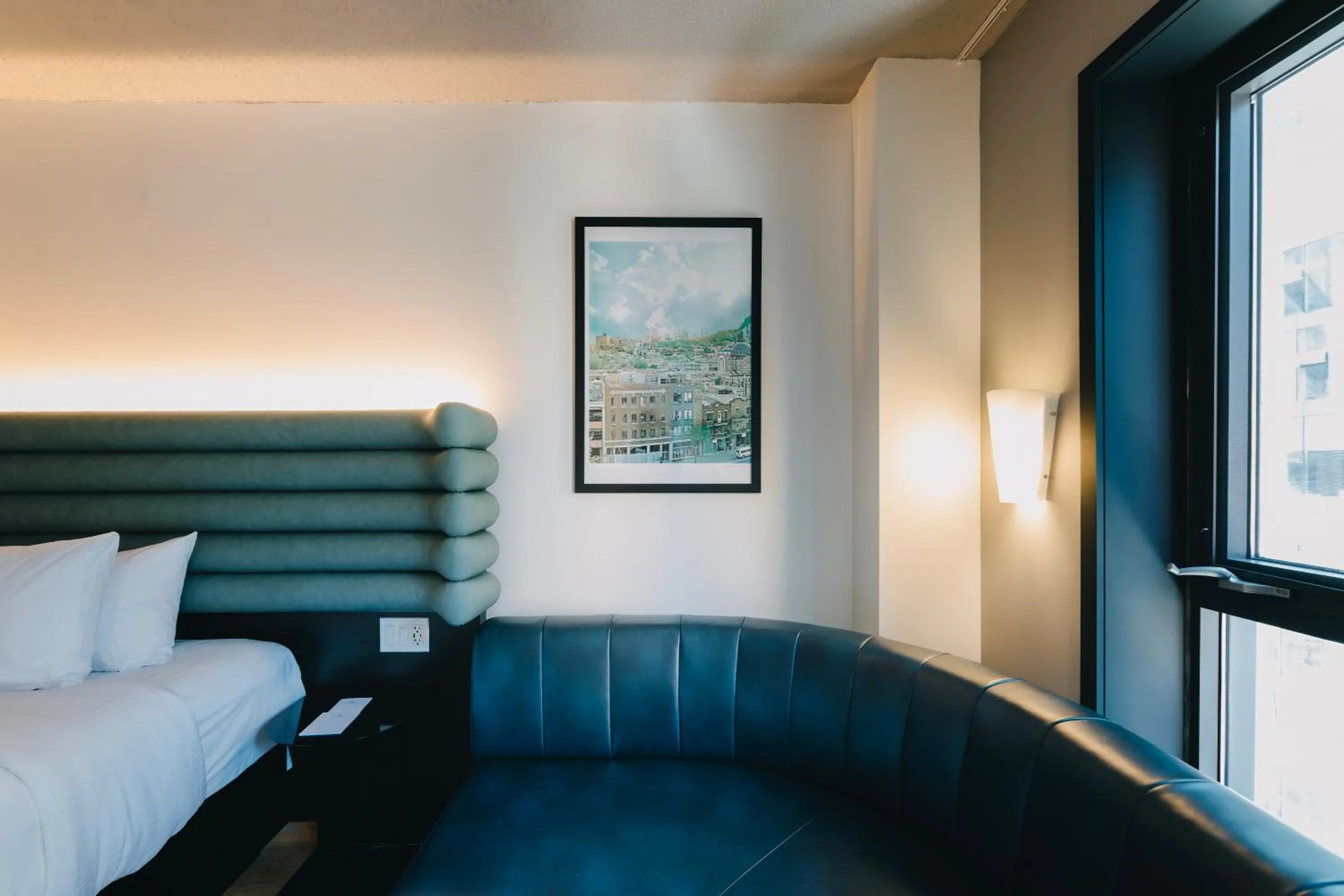 Bed in Le Dauphin Montréal Centre-Ville