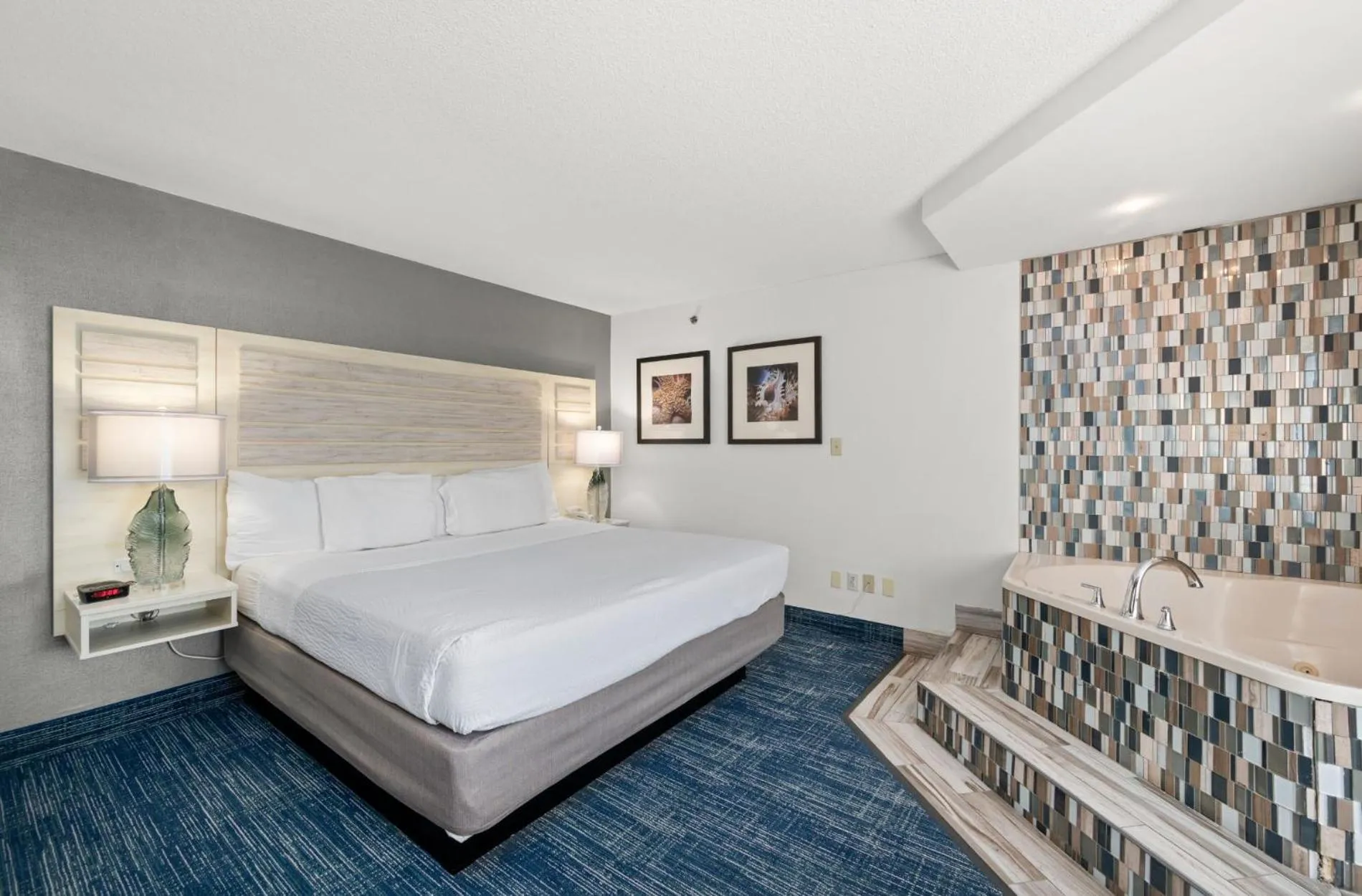 Hot Tub, Bed in Hotel Monte Carlo Ocean City