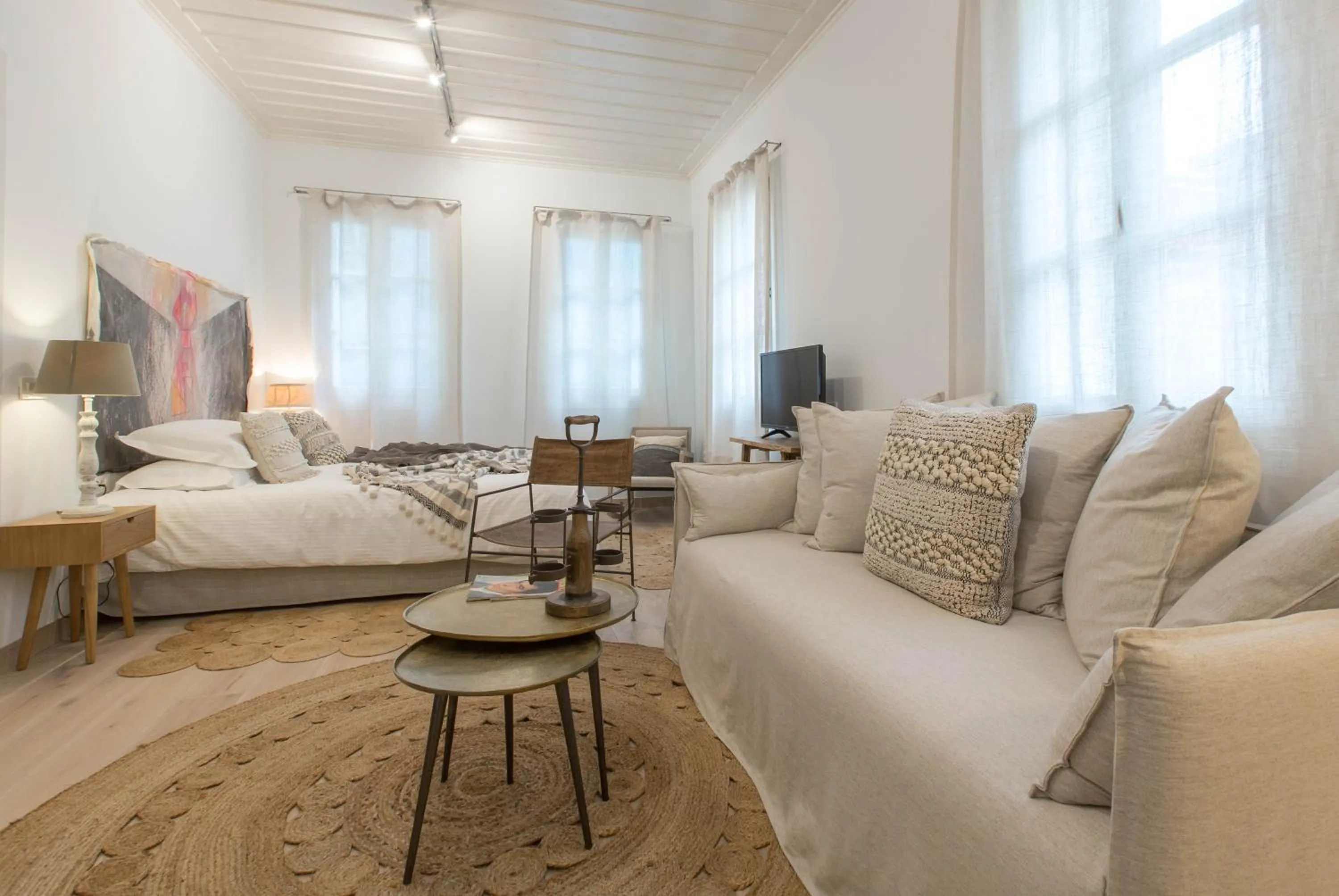 Seating area, Bed in Amymone Suites