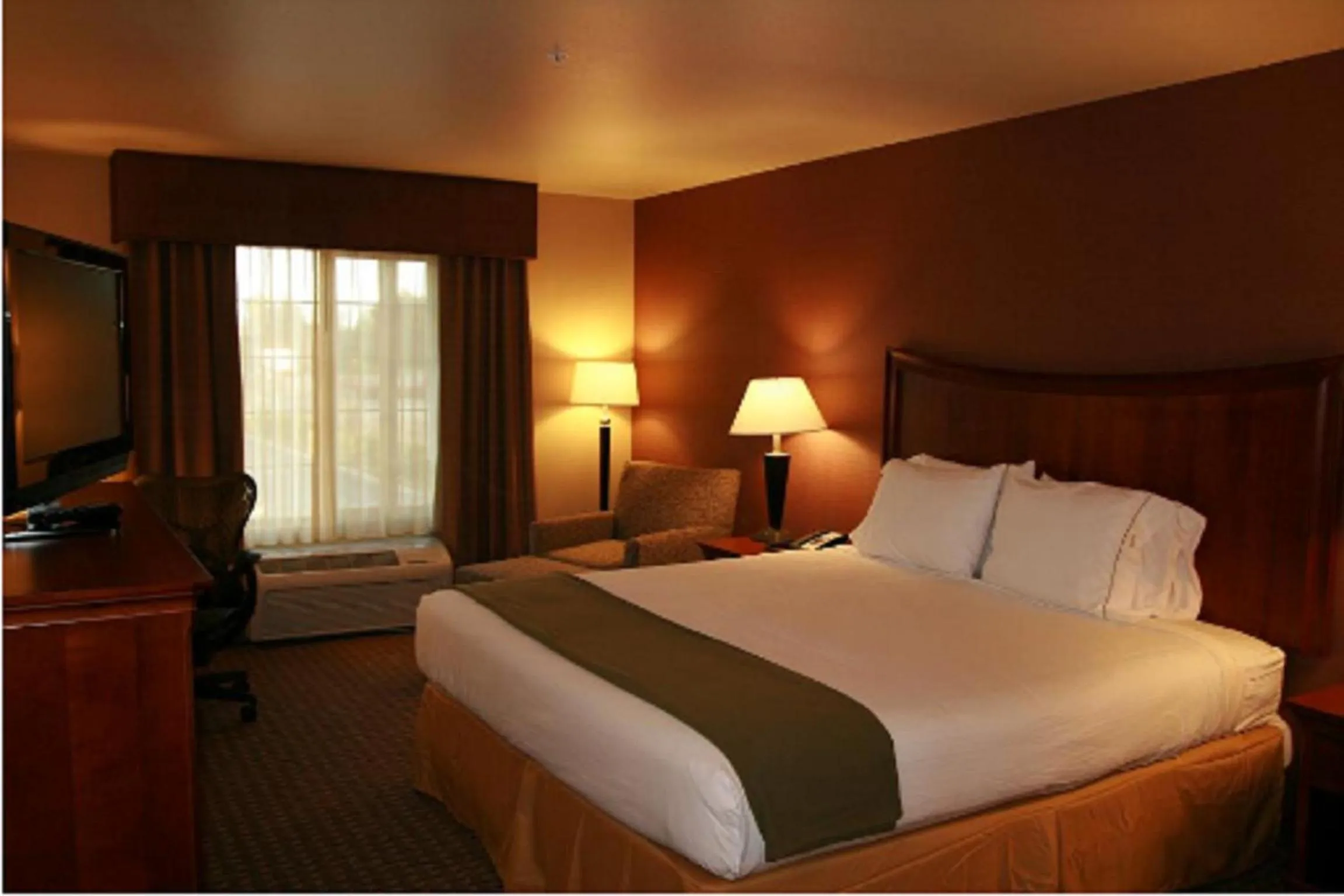 Photo of the whole room, Bed in Holiday Inn Express Hotel & Suites Willows by IHG