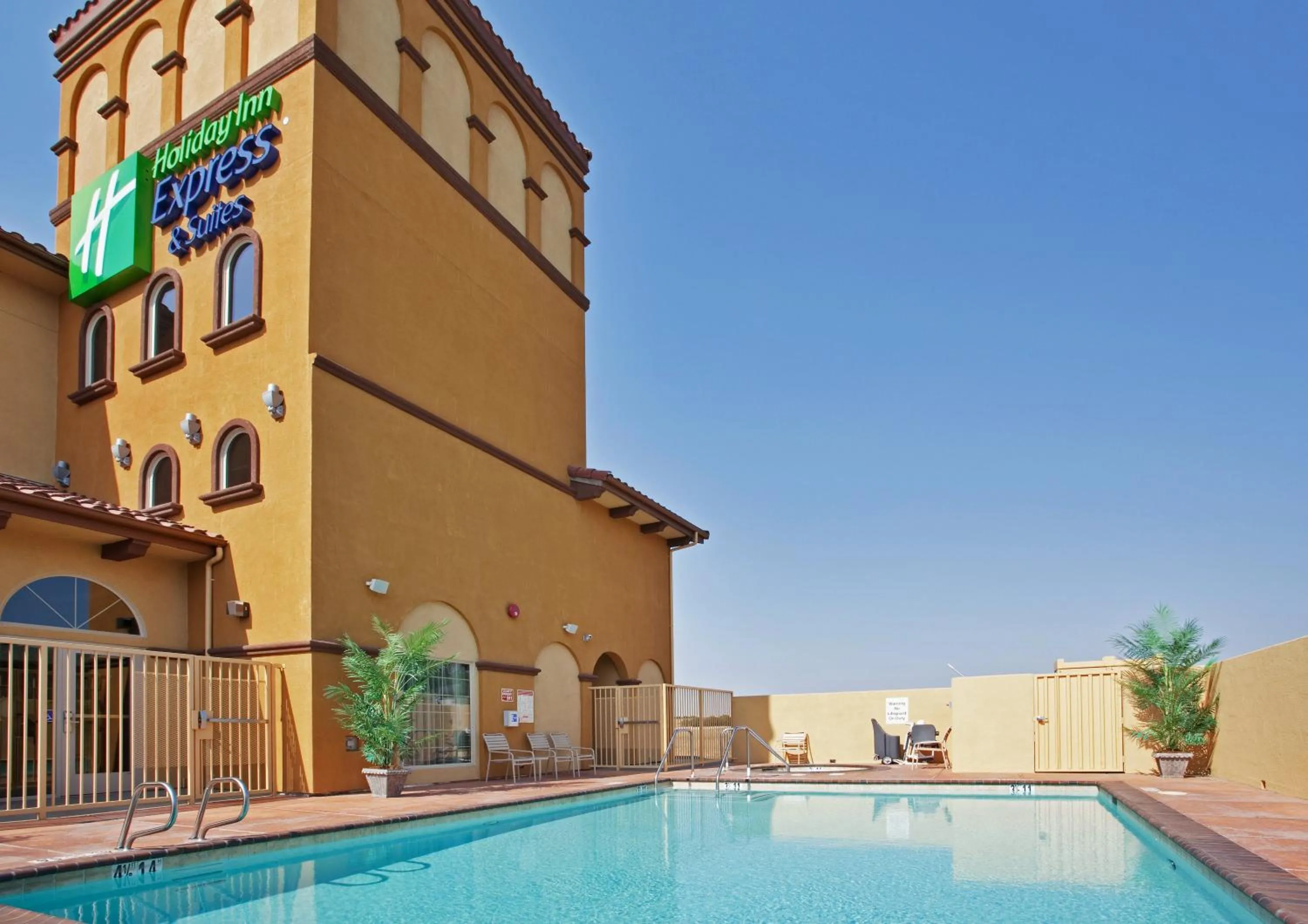 Swimming pool in Holiday Inn Express Hotel & Suites Willows by IHG
