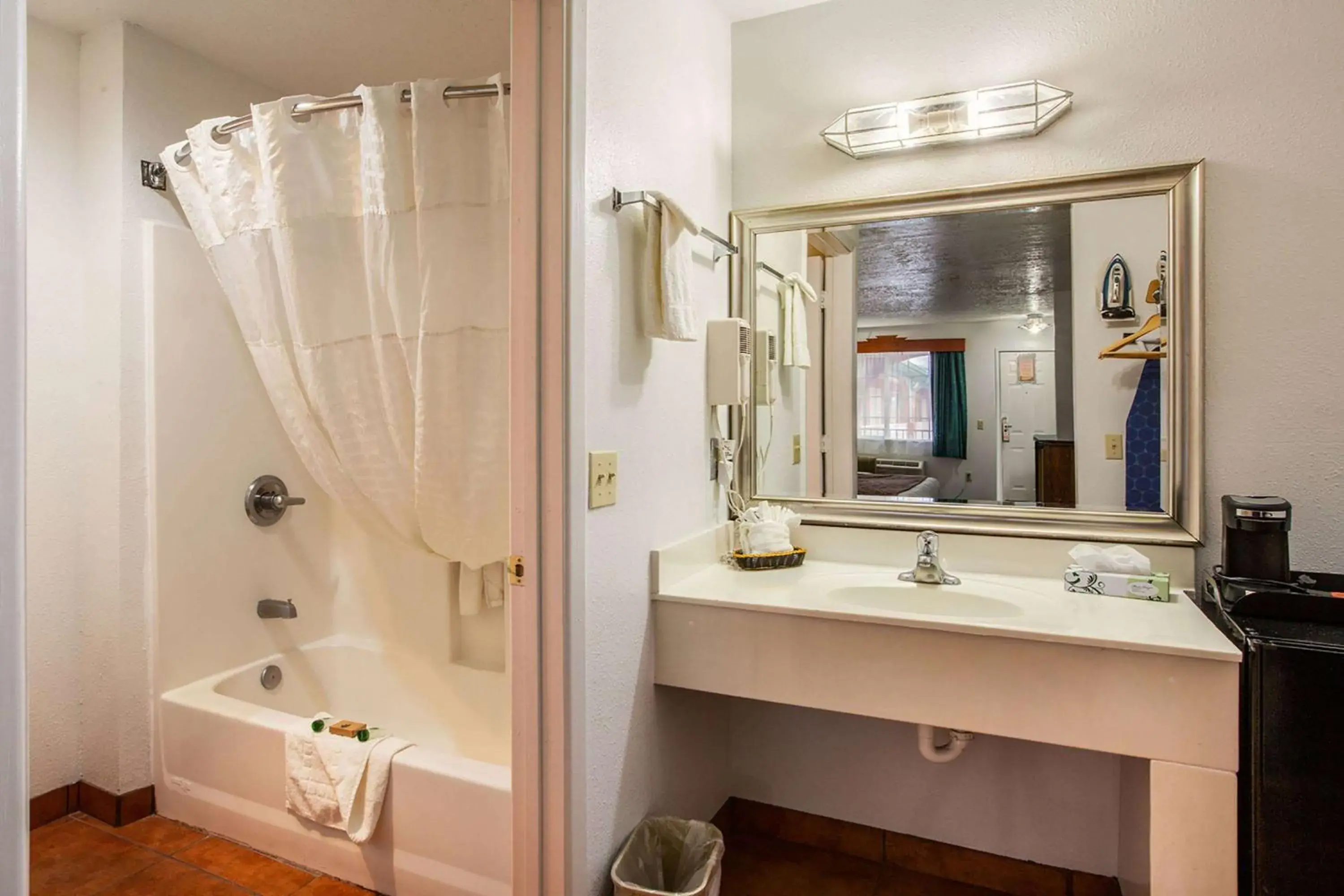 Suite with One King Bed, One Queen Bed and Tub with Grab Bars - Mobility Accessible/Non-Smoking in Sandia Peak Inn Old Town ABQ, a Howard Johnson by Wyndham Suite with One King Bed, One Queen Bed and Tub with Grab Bars - Mobility Accessible/Non-Smoking in Sandia Peak Inn Old Town ABQ, a Howard Johnson by Wyndham