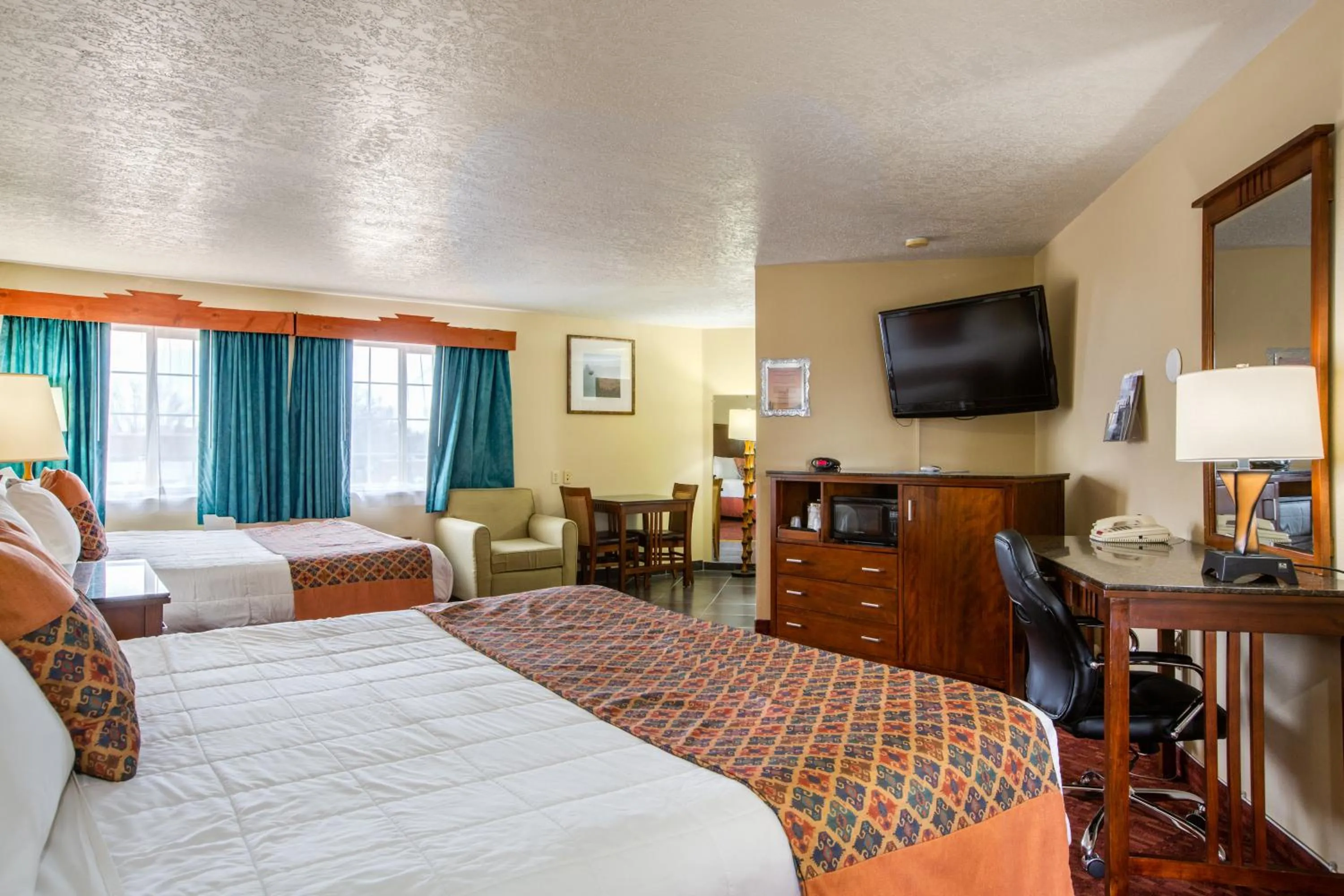 Bed in Sandia Peak Inn Old Town ABQ, a Howard Johnson by Wyndham