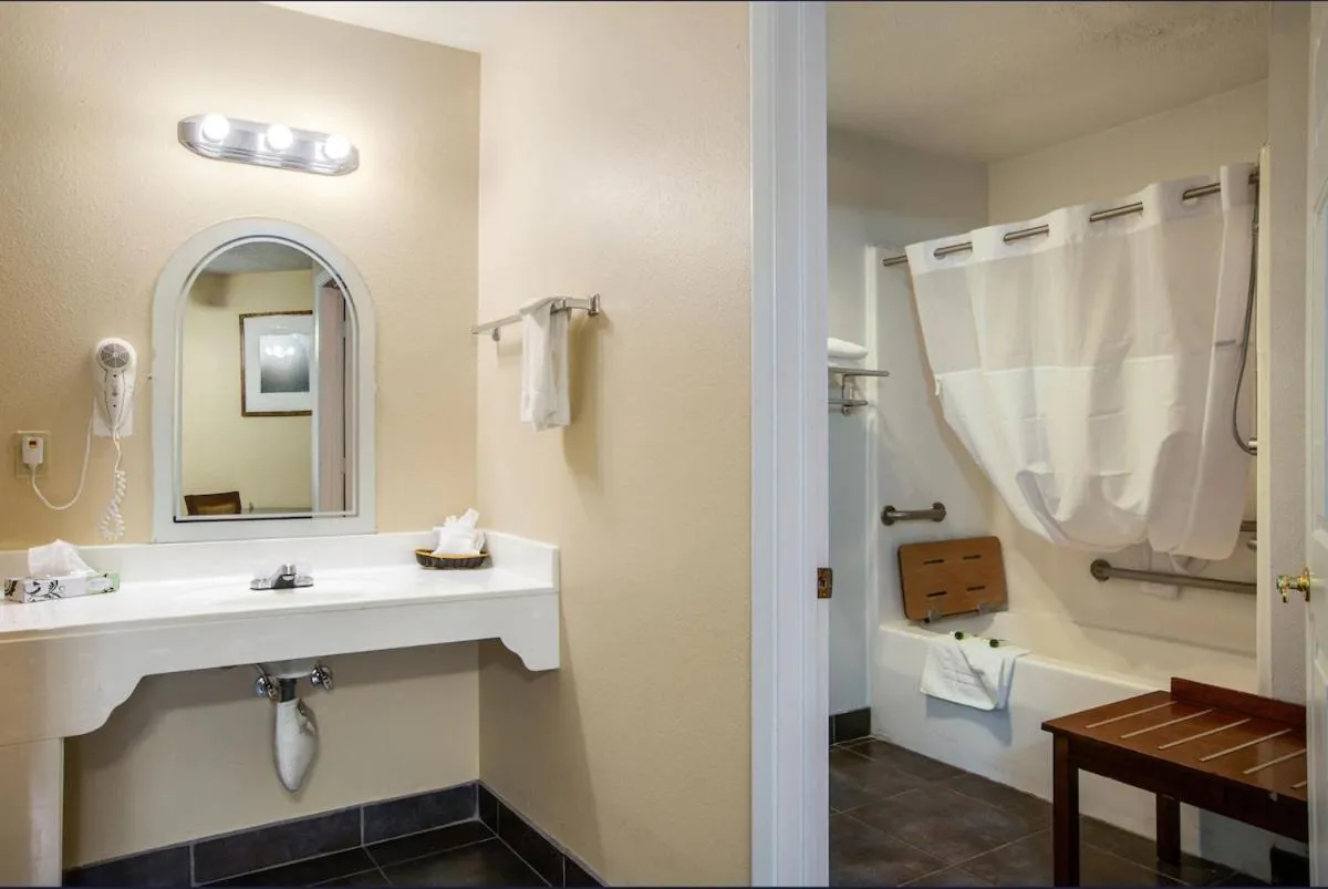 Bathroom in Sandia Peak Inn Old Town ABQ, a Howard Johnson by Wyndham