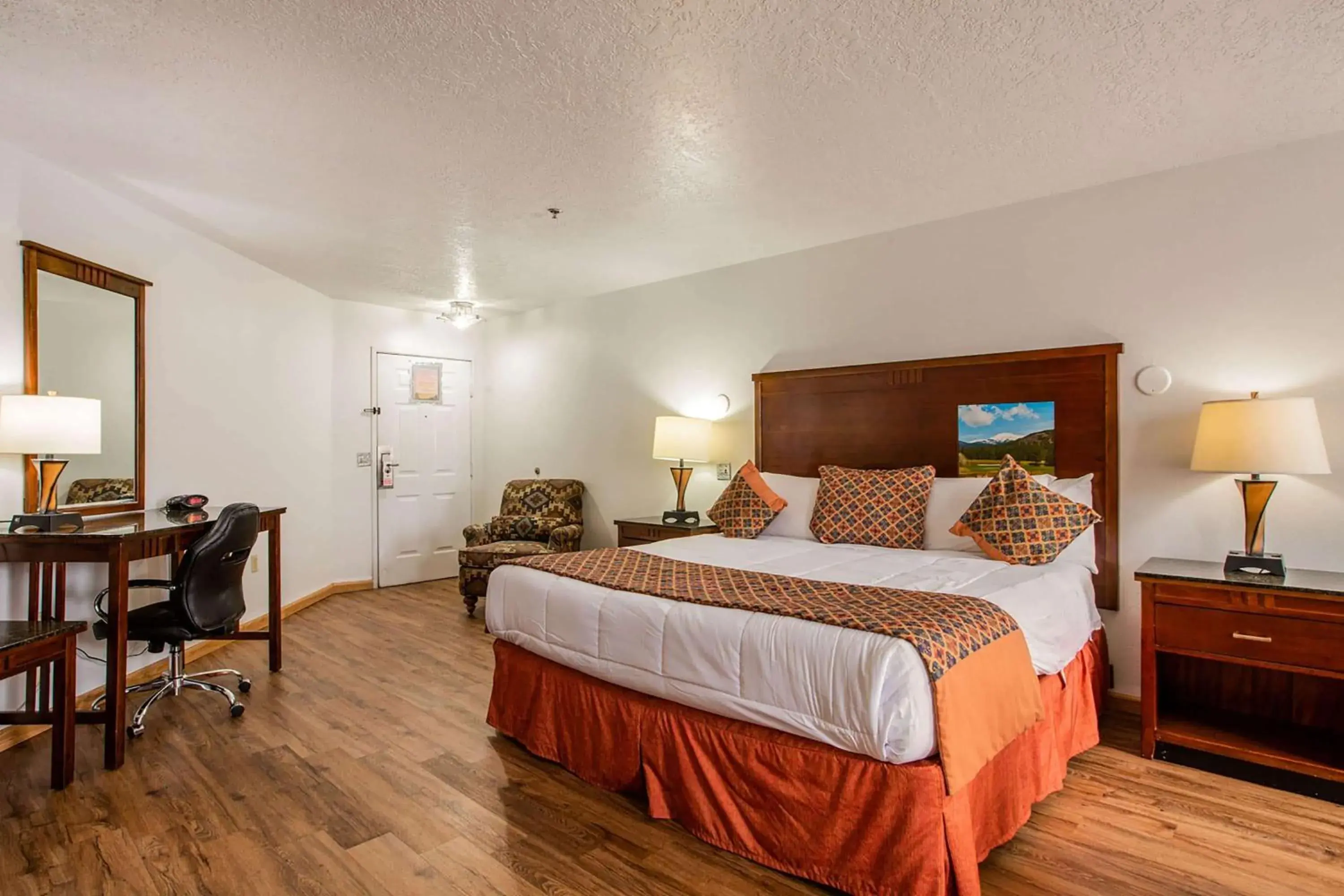 King Room with Mobility Access and Bathtub with Grab Bars, Non-Smoking in Sandia Peak Inn Old Town ABQ, a Howard Johnson by Wyndham King Room with Mobility Access and Bathtub with Grab Bars, Non-Smoking in Sandia Peak Inn Old Town ABQ, a Howard Johnson by Wyndham