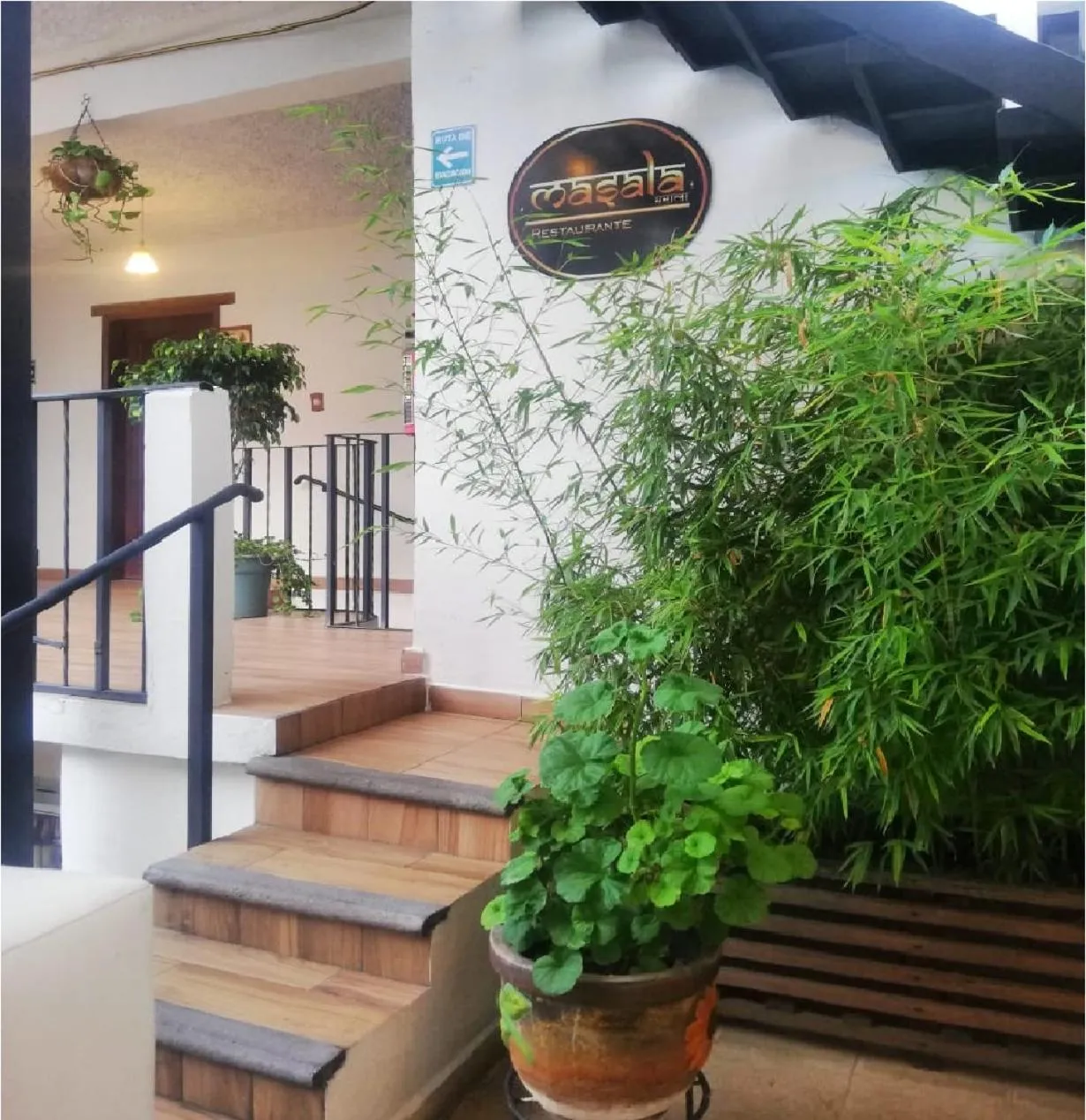 Restaurant/places to eat in Ganesha Hotel