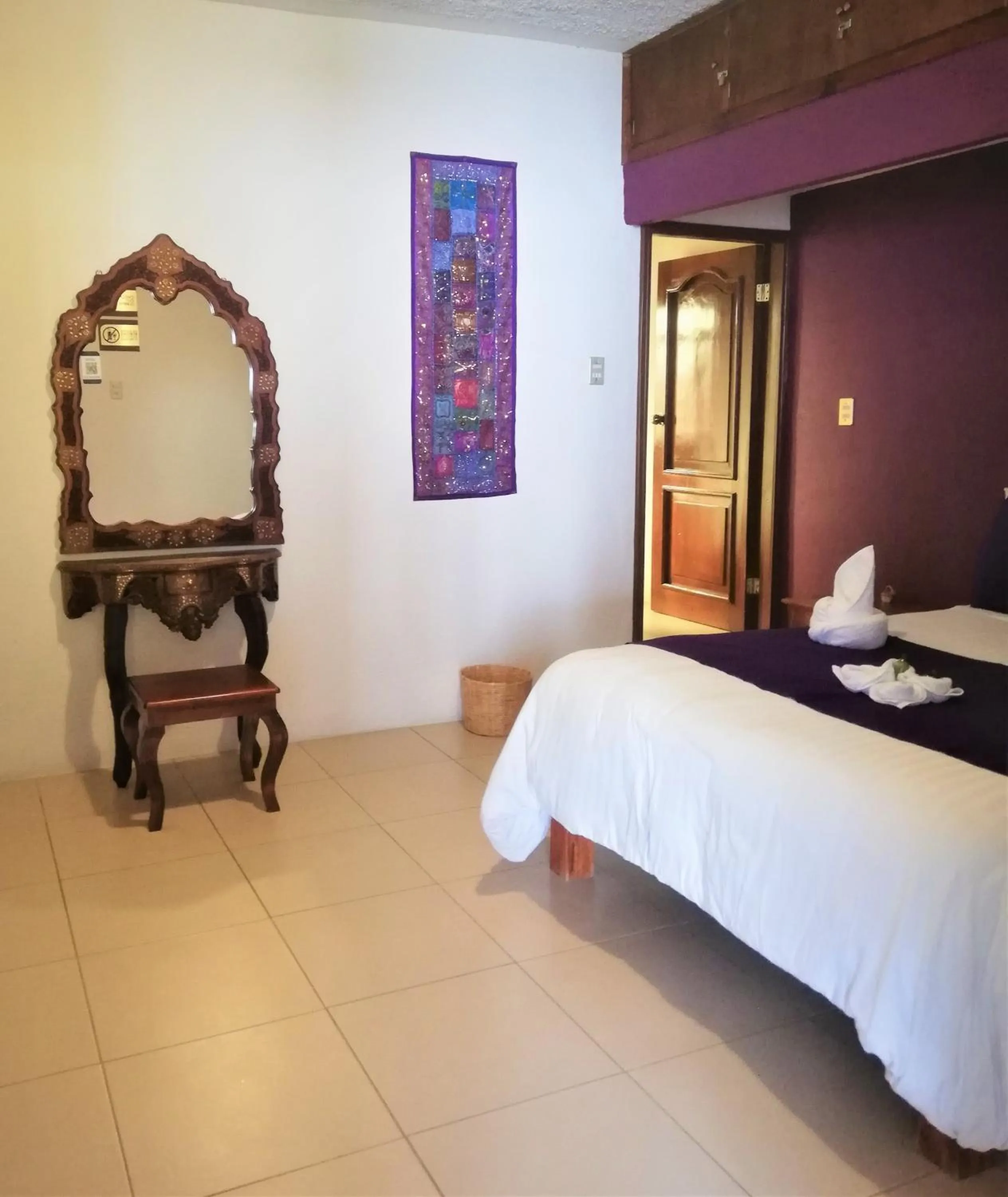 Photo of the whole room, Bed in Ganesha Hotel