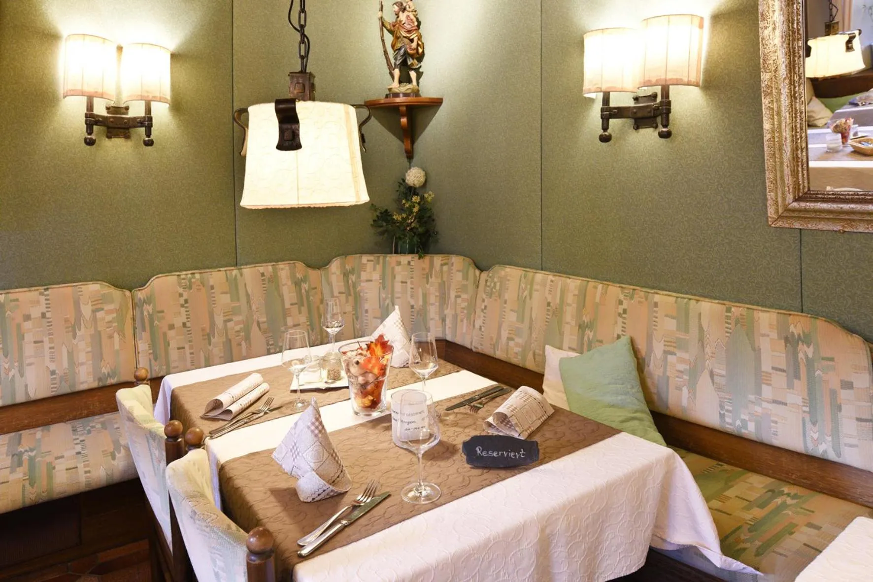 Restaurant/places to eat in Gasthof & Hotel Goldener Hirsch