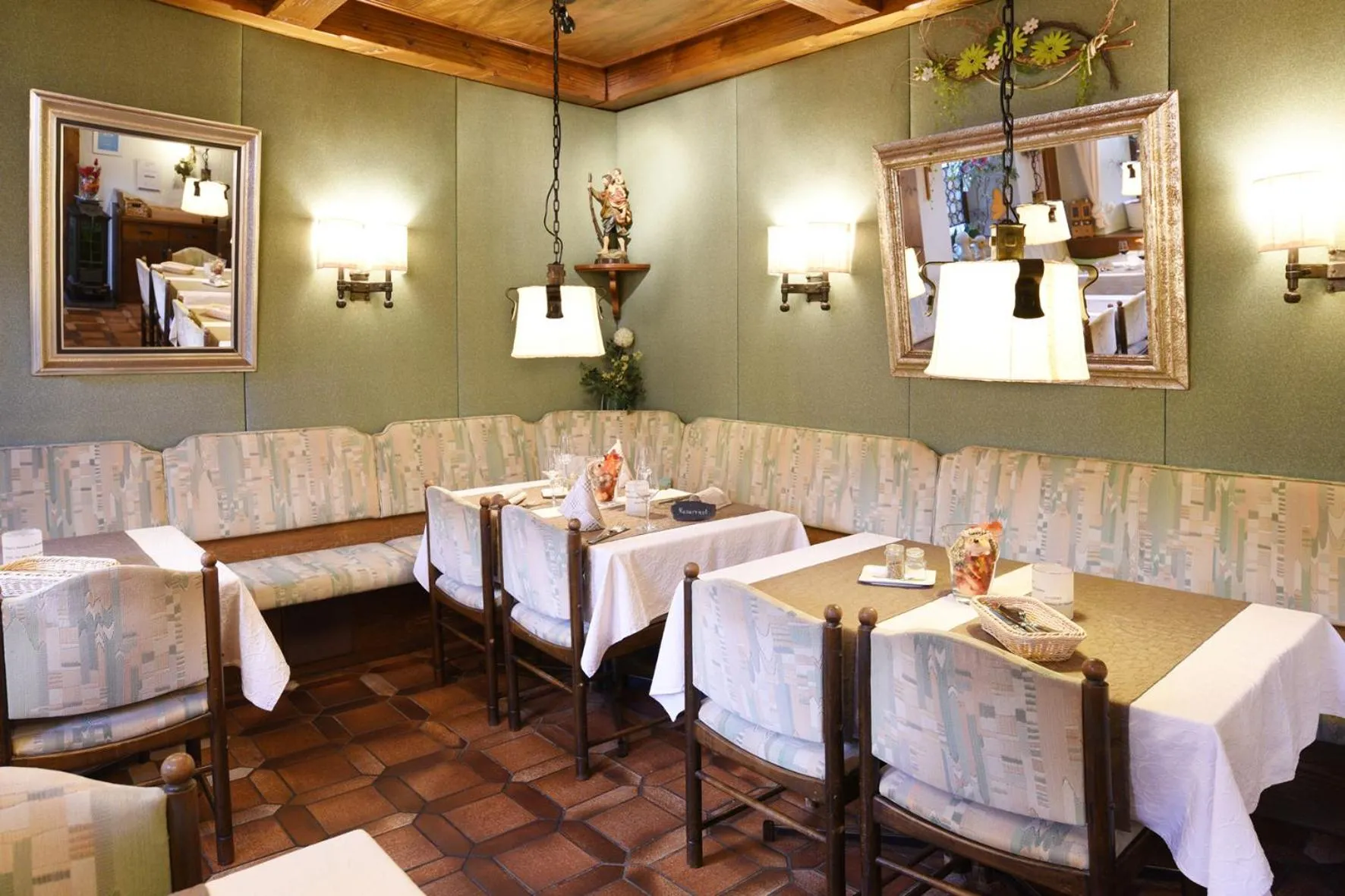 Restaurant/places to eat in Gasthof & Hotel Goldener Hirsch