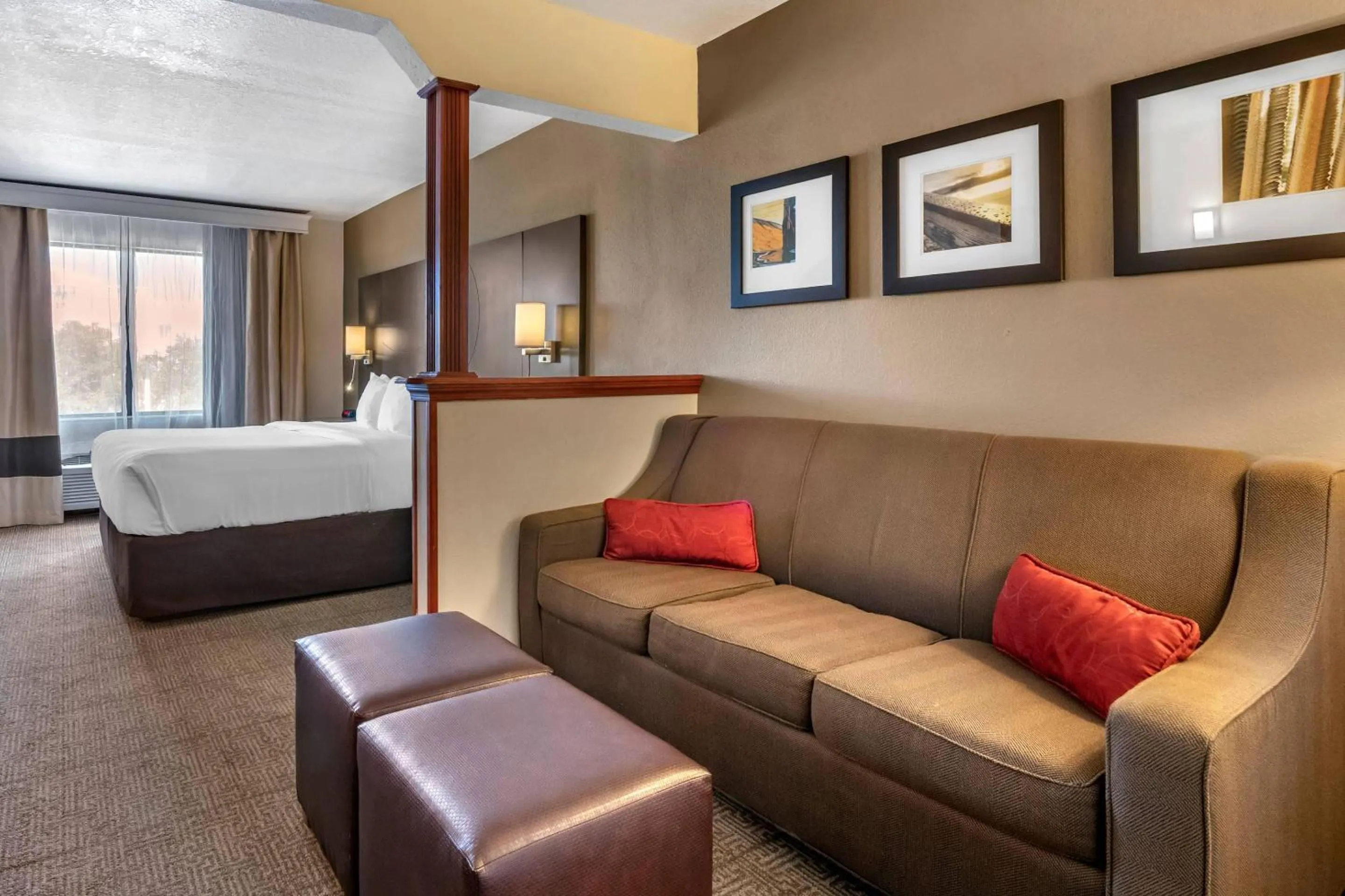 Bedroom, Bed in Comfort Suites Fort Pierce I-95