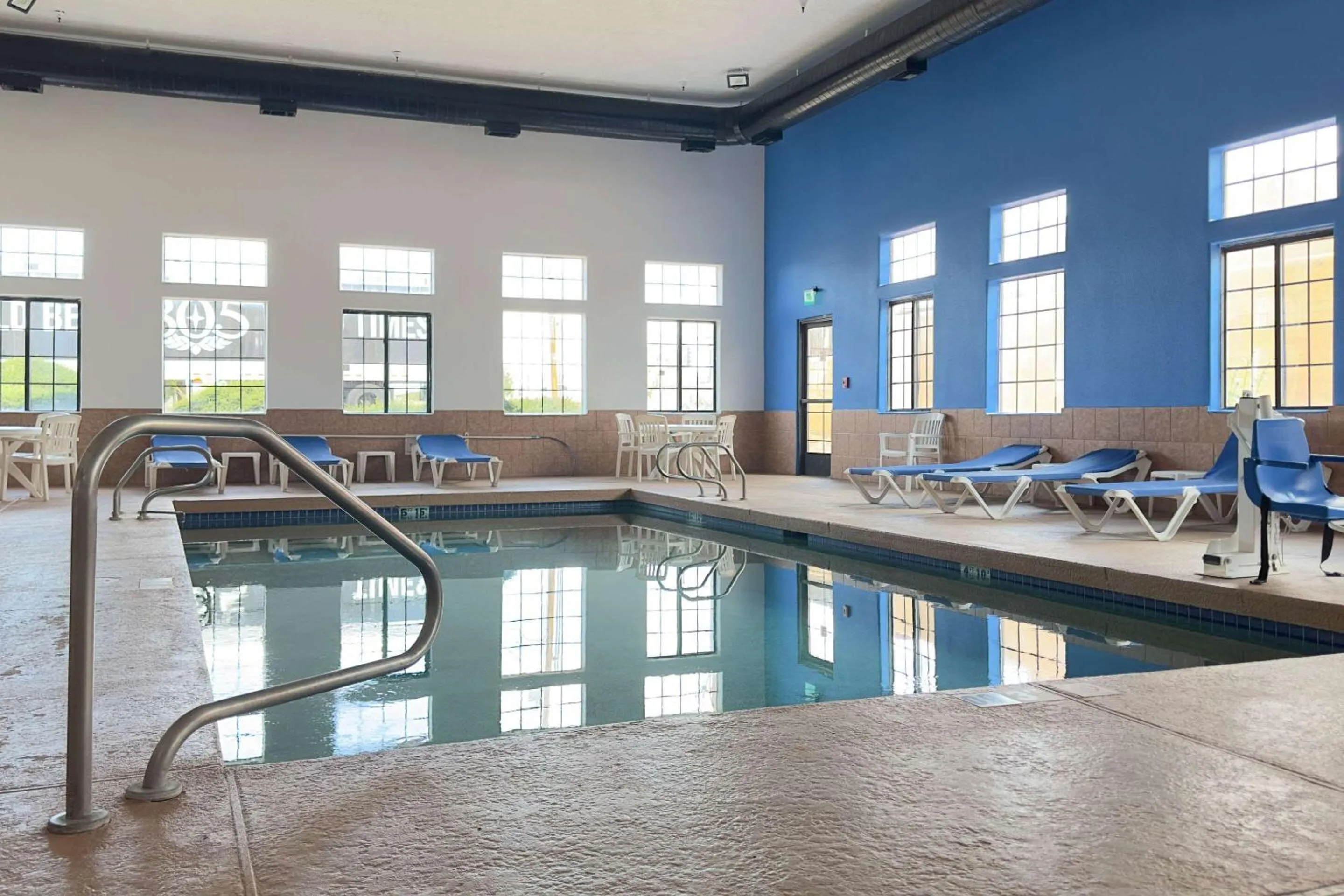 Swimming pool in Comfort Inn Santa Fe
