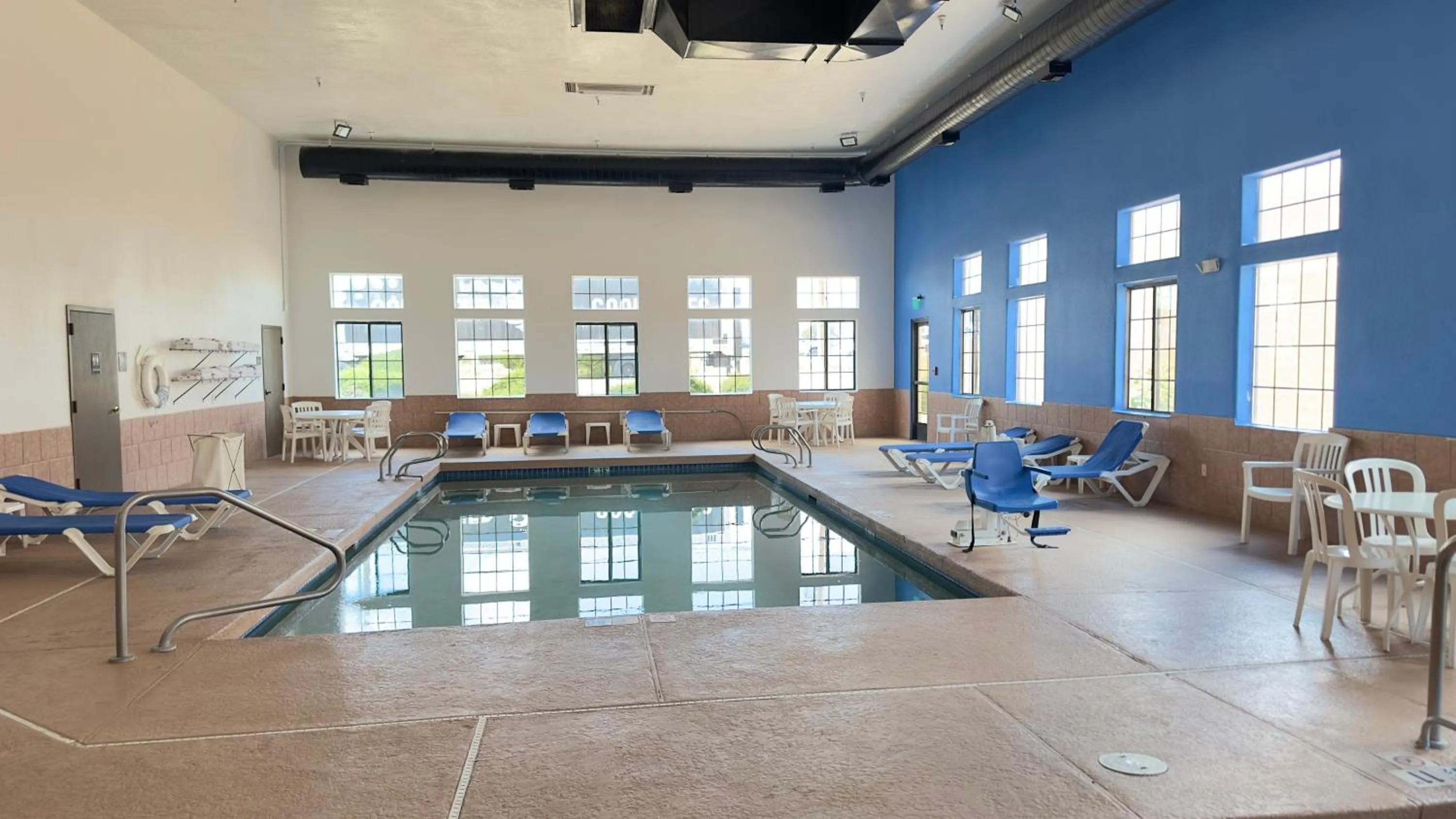 Swimming pool in Comfort Inn Santa Fe