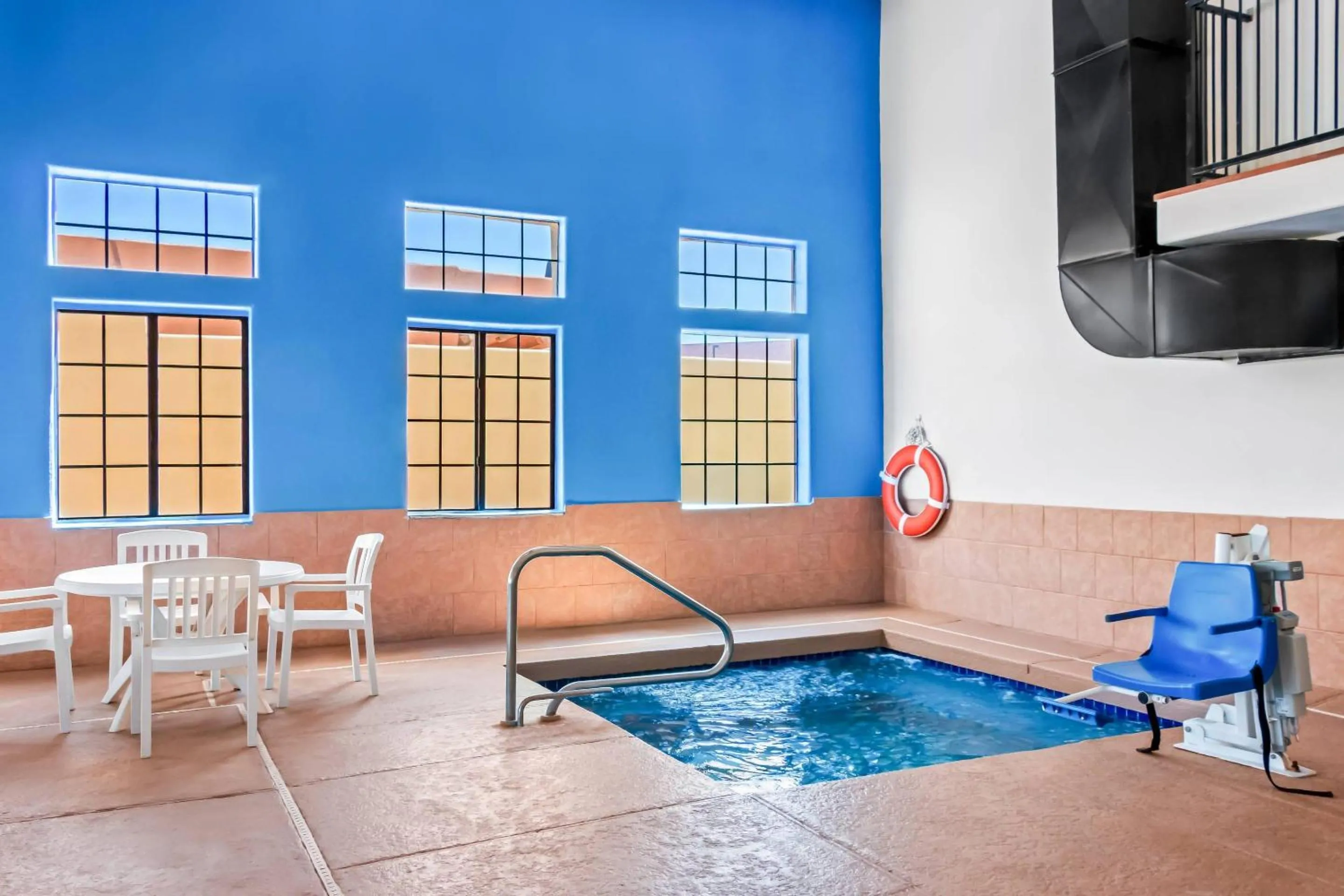 Swimming pool in Comfort Inn Santa Fe South